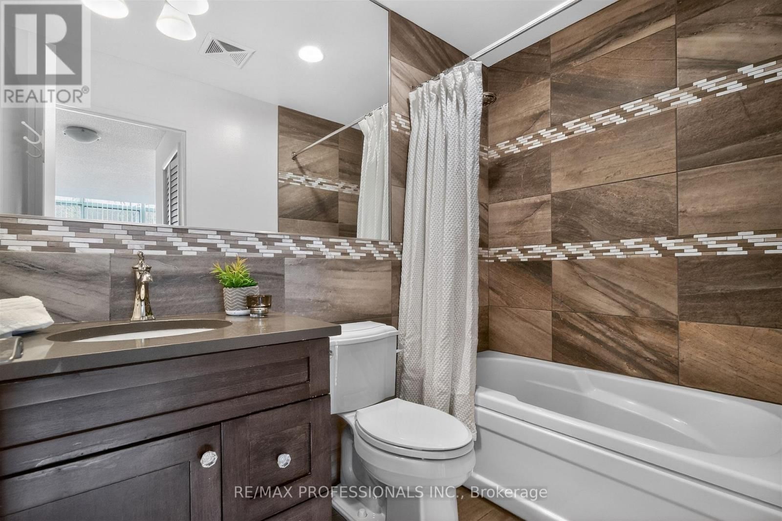 620 - 20 SOUTHPORT STREET Image 28