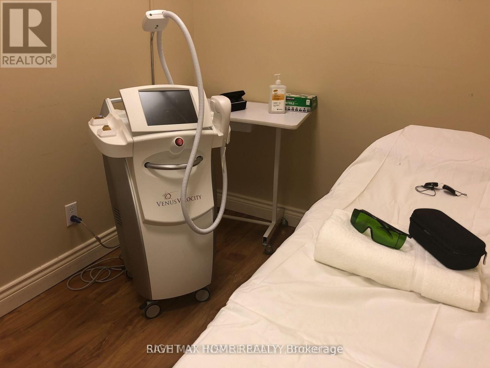 1525 ALBION ROAD Image 3