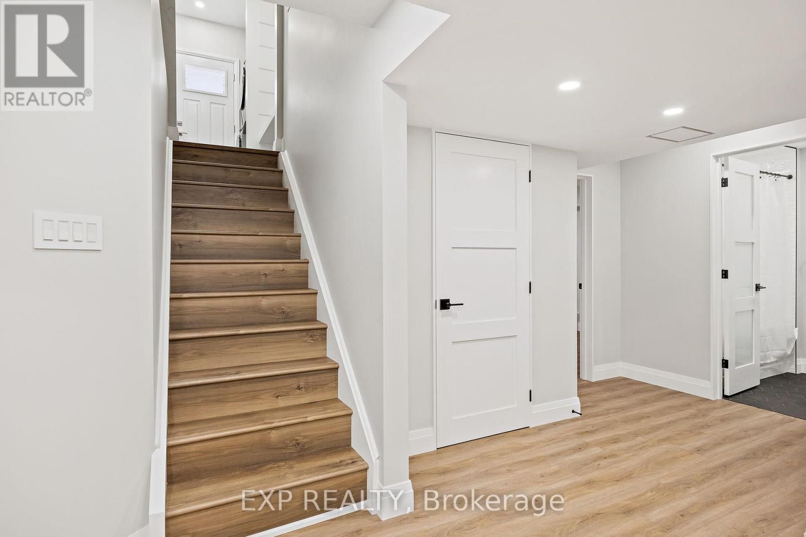 19 MASTER GREEN CRESCENT Image 2