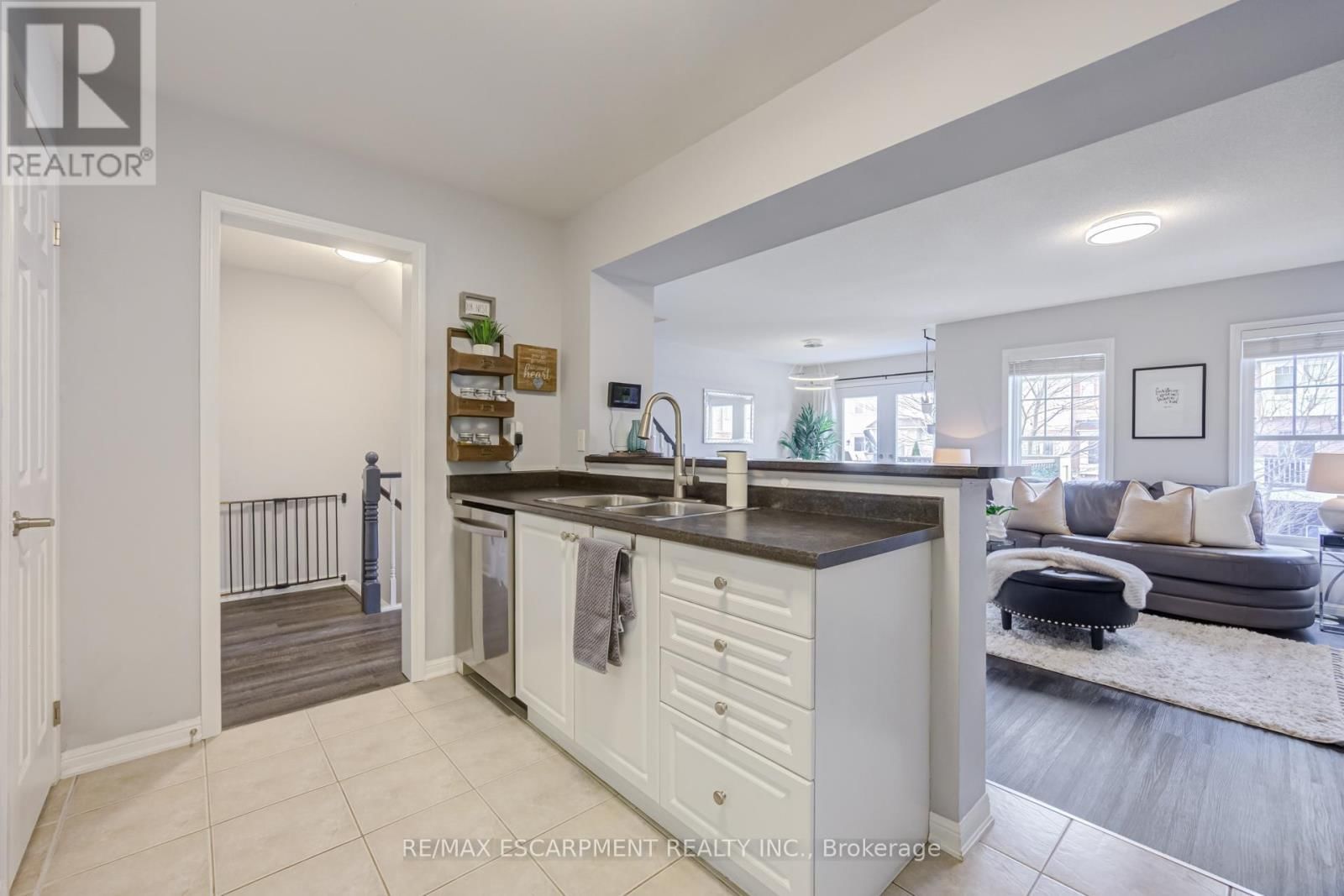 766 CHALLINOR TERRACE Image 5