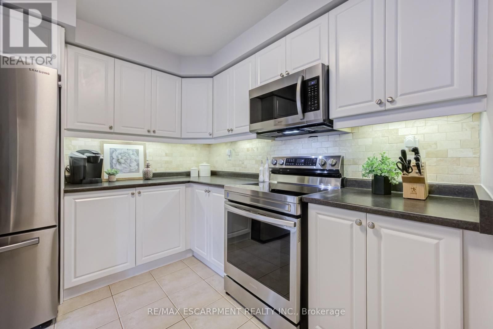 766 CHALLINOR TERRACE Image 6