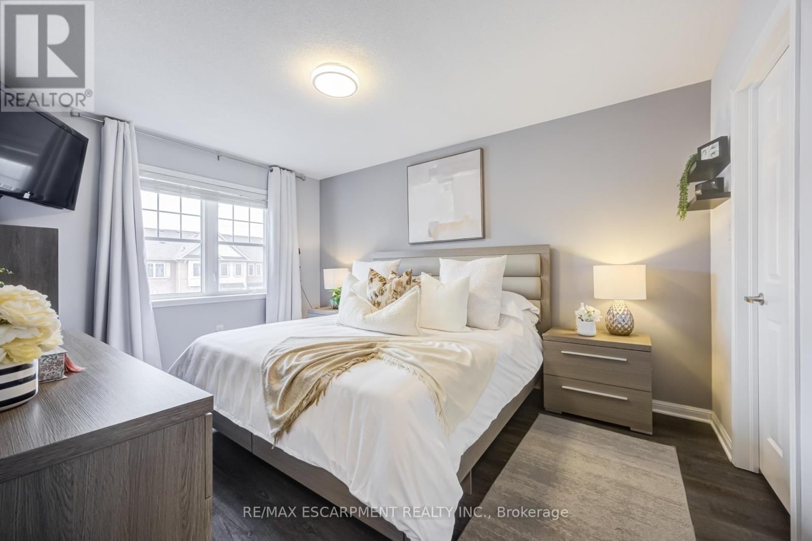 766 CHALLINOR TERRACE Image 9