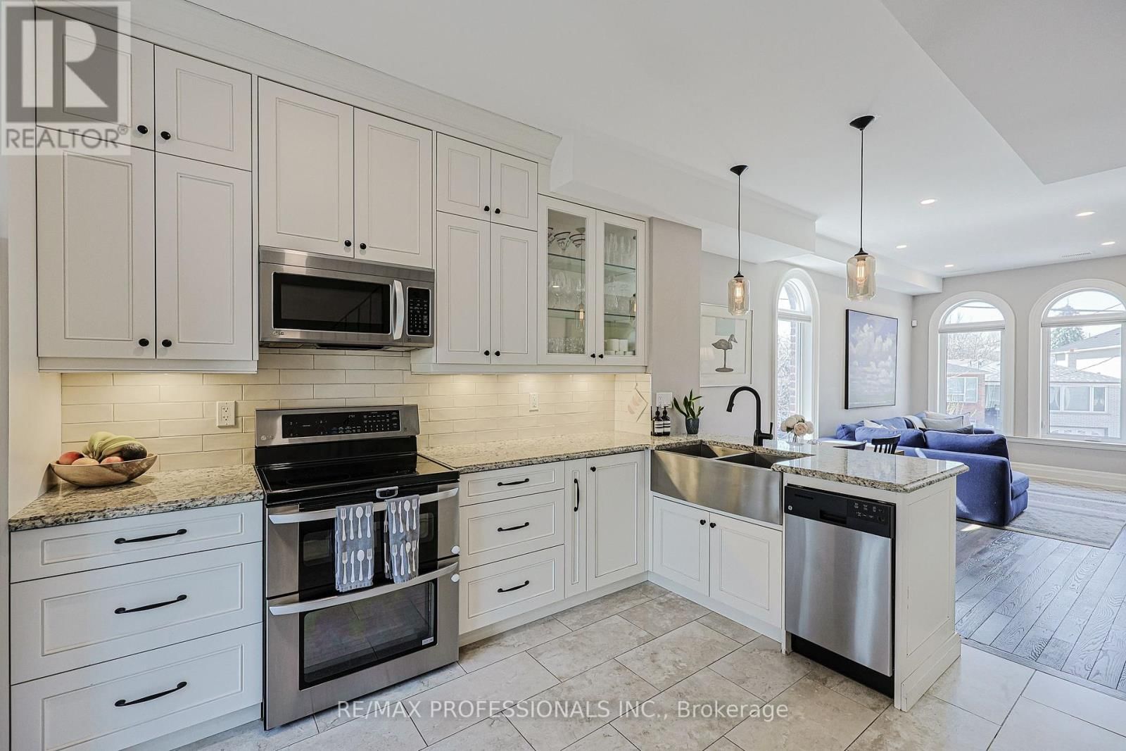 9B HARLTON CRESCENT Image 1