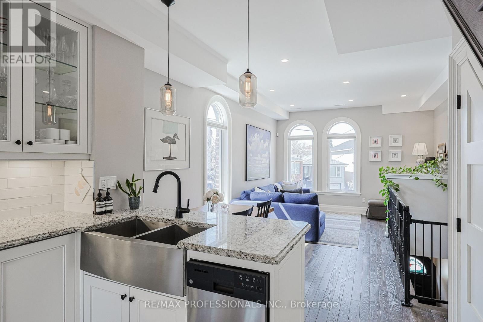 9B HARLTON CRESCENT Image 14