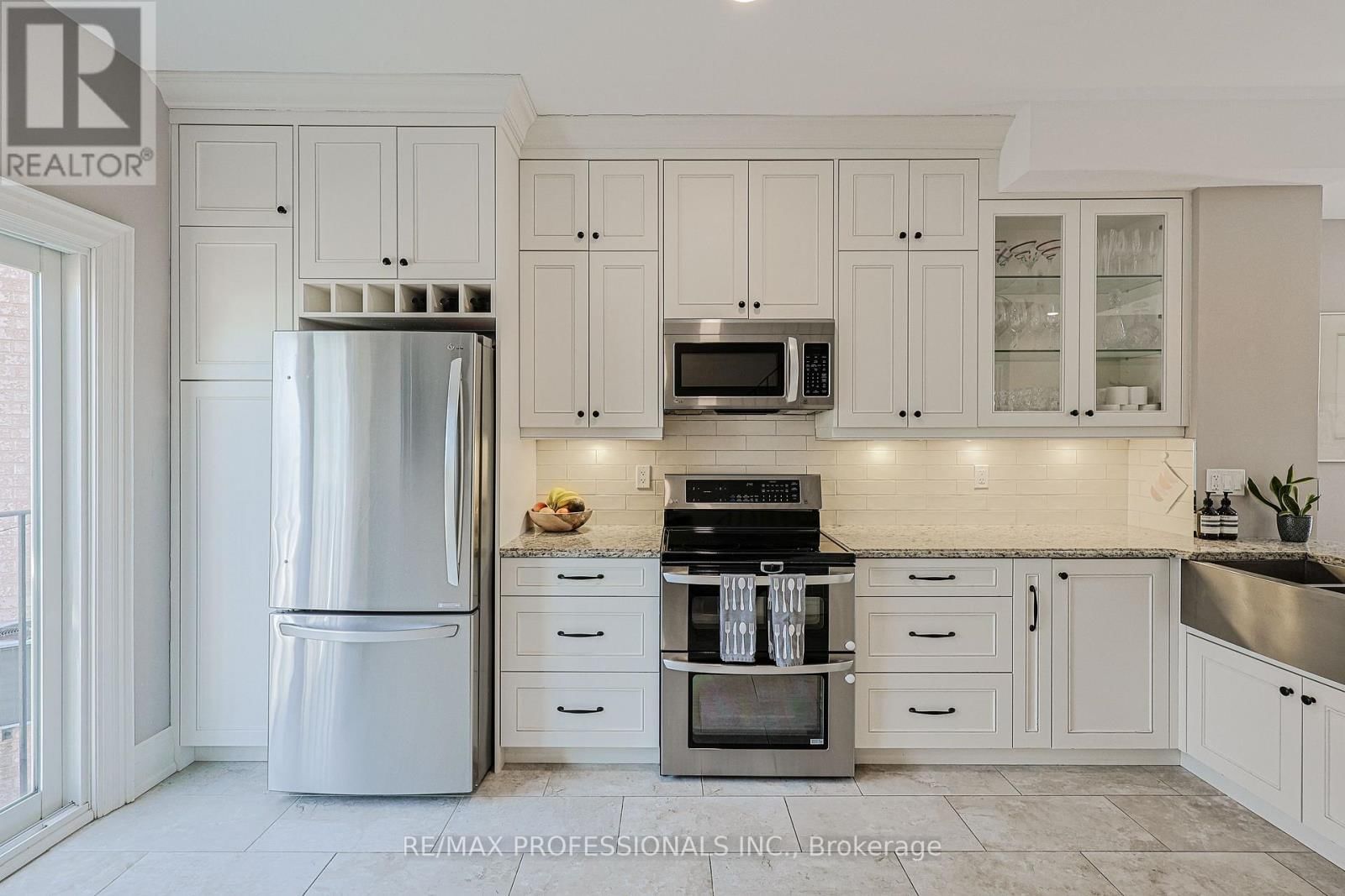 9B HARLTON CRESCENT Image 16