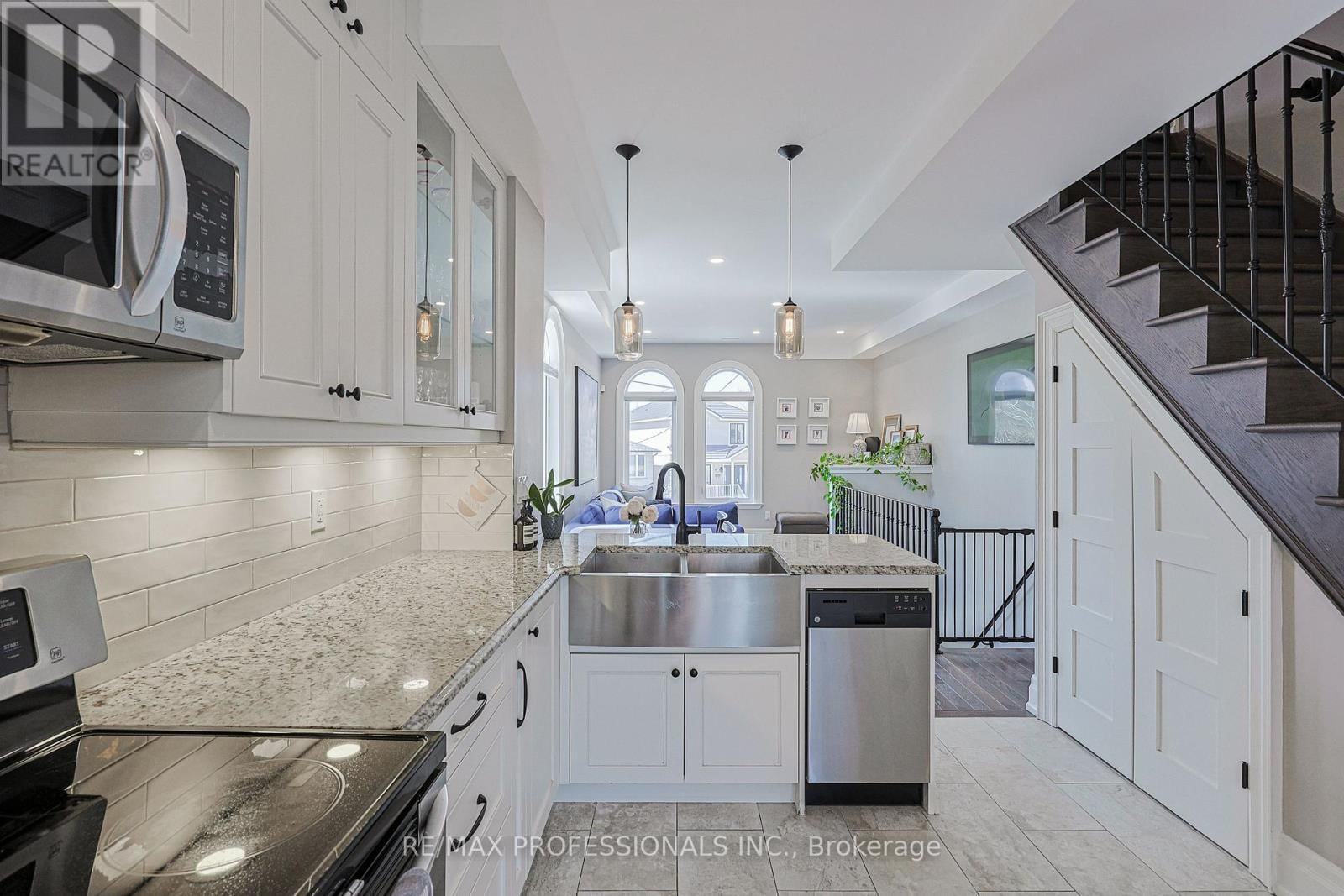 9B HARLTON CRESCENT Image 17