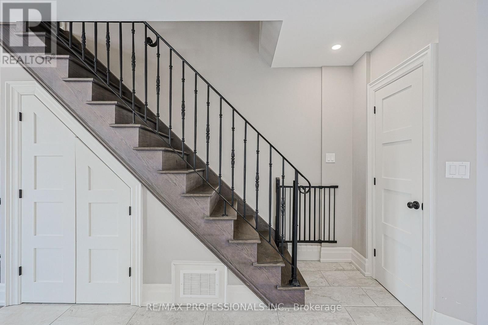 9B HARLTON CRESCENT Image 20