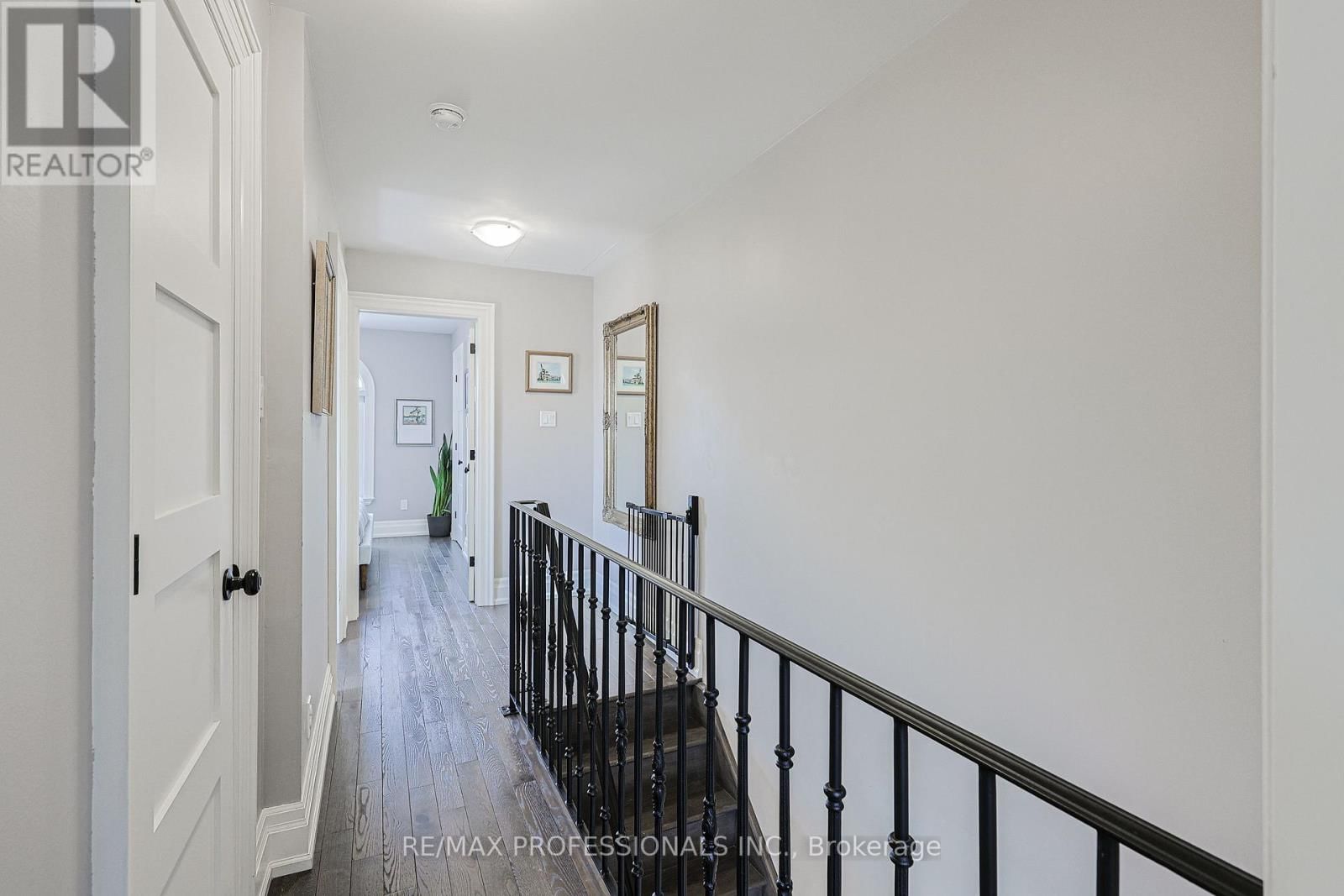 9B HARLTON CRESCENT Image 21