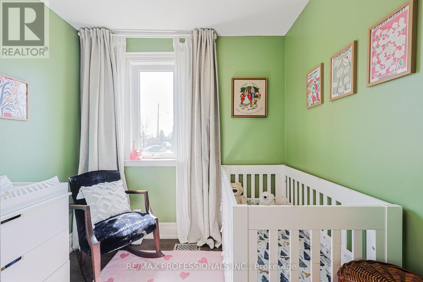 9B HARLTON CRESCENT Image 26