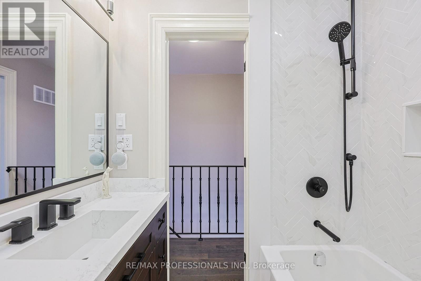 9B HARLTON CRESCENT Image 31