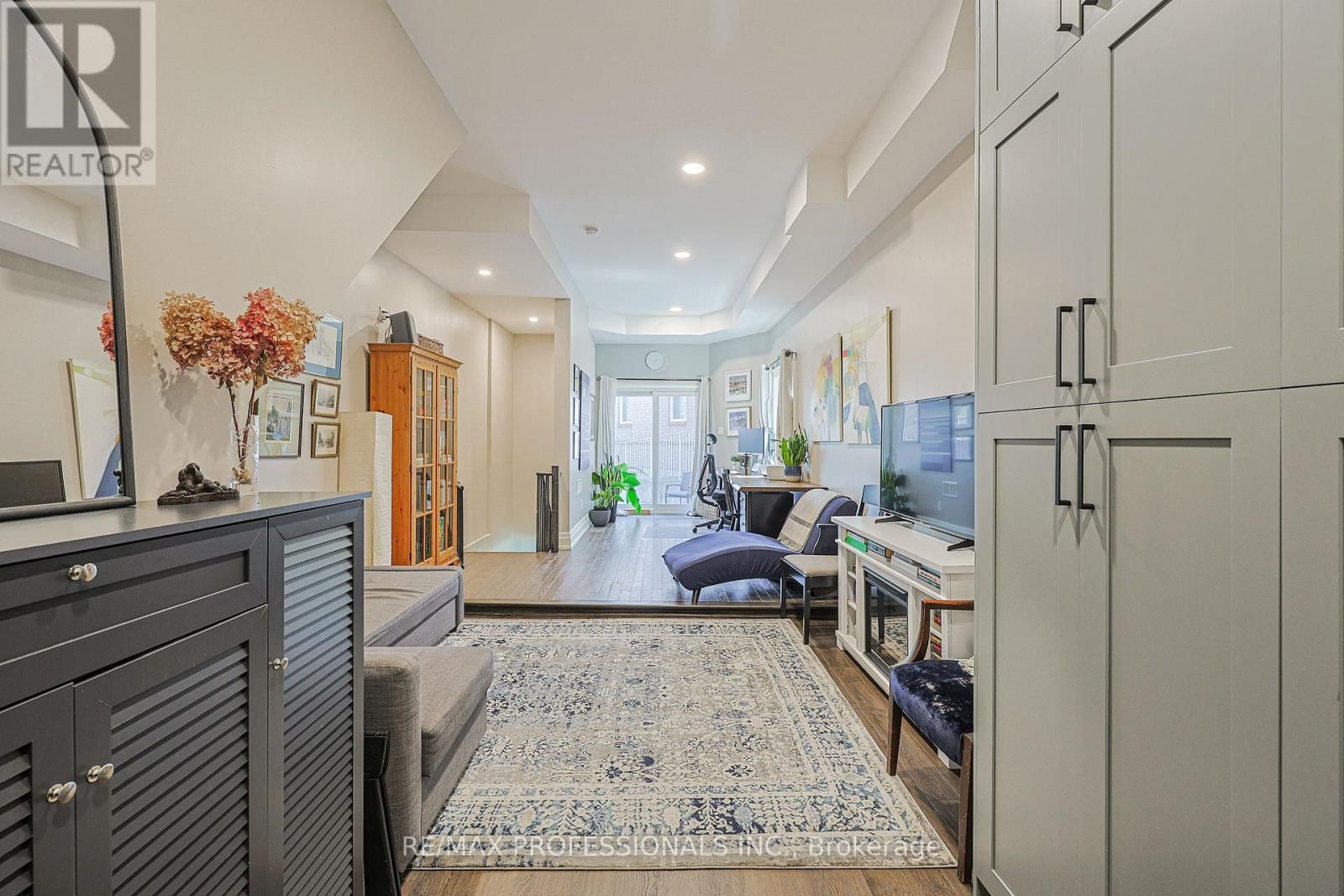 9B HARLTON CRESCENT Image 33