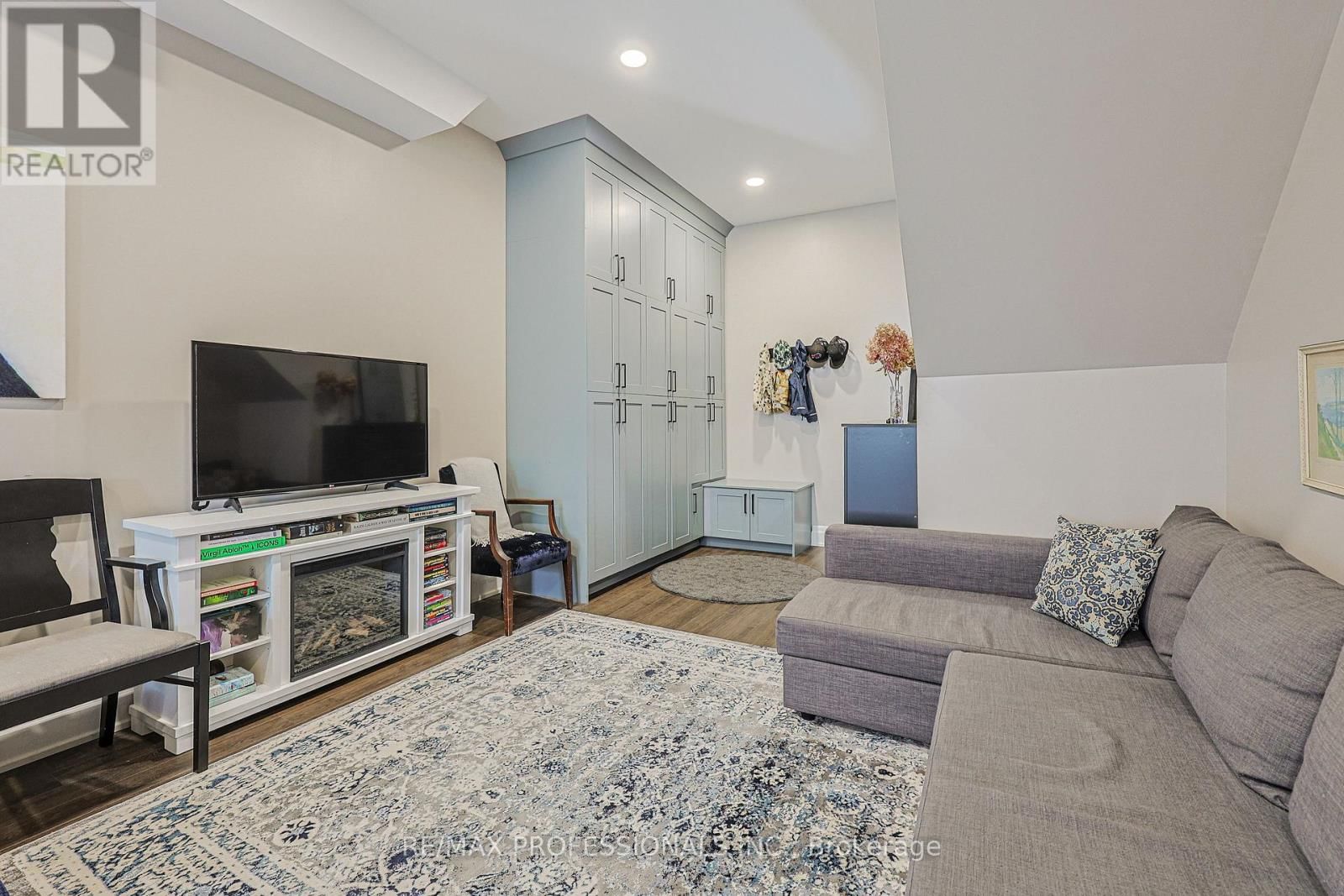 9B HARLTON CRESCENT Image 35