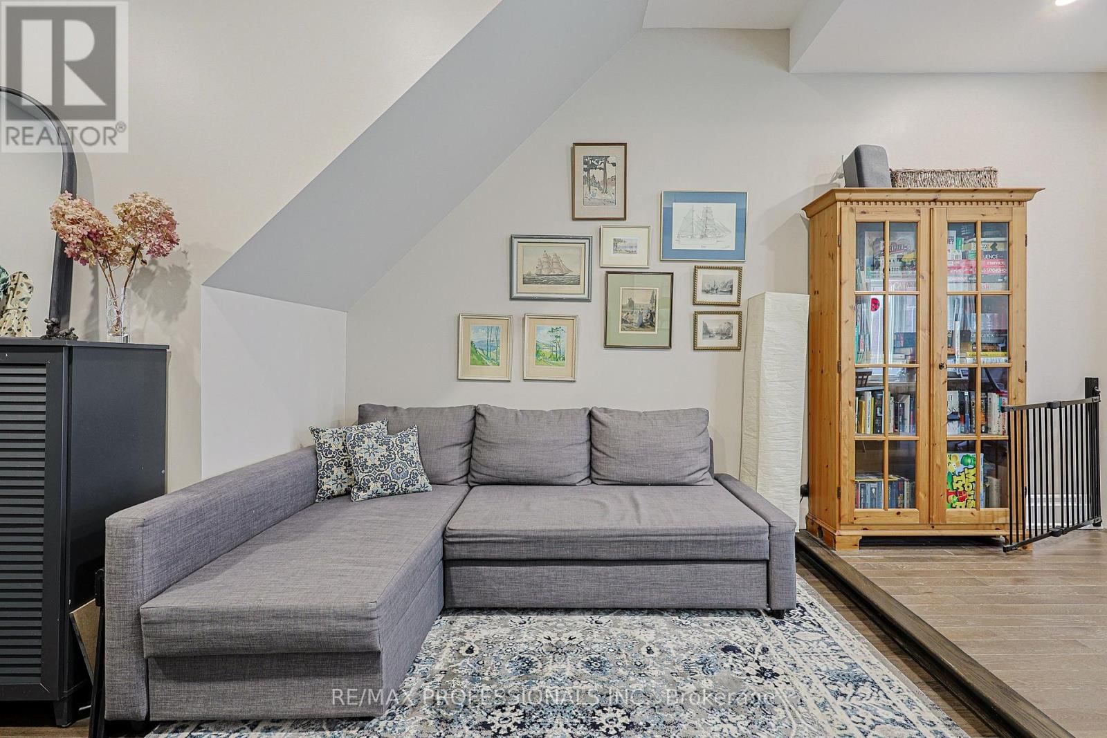 9B HARLTON CRESCENT Image 36