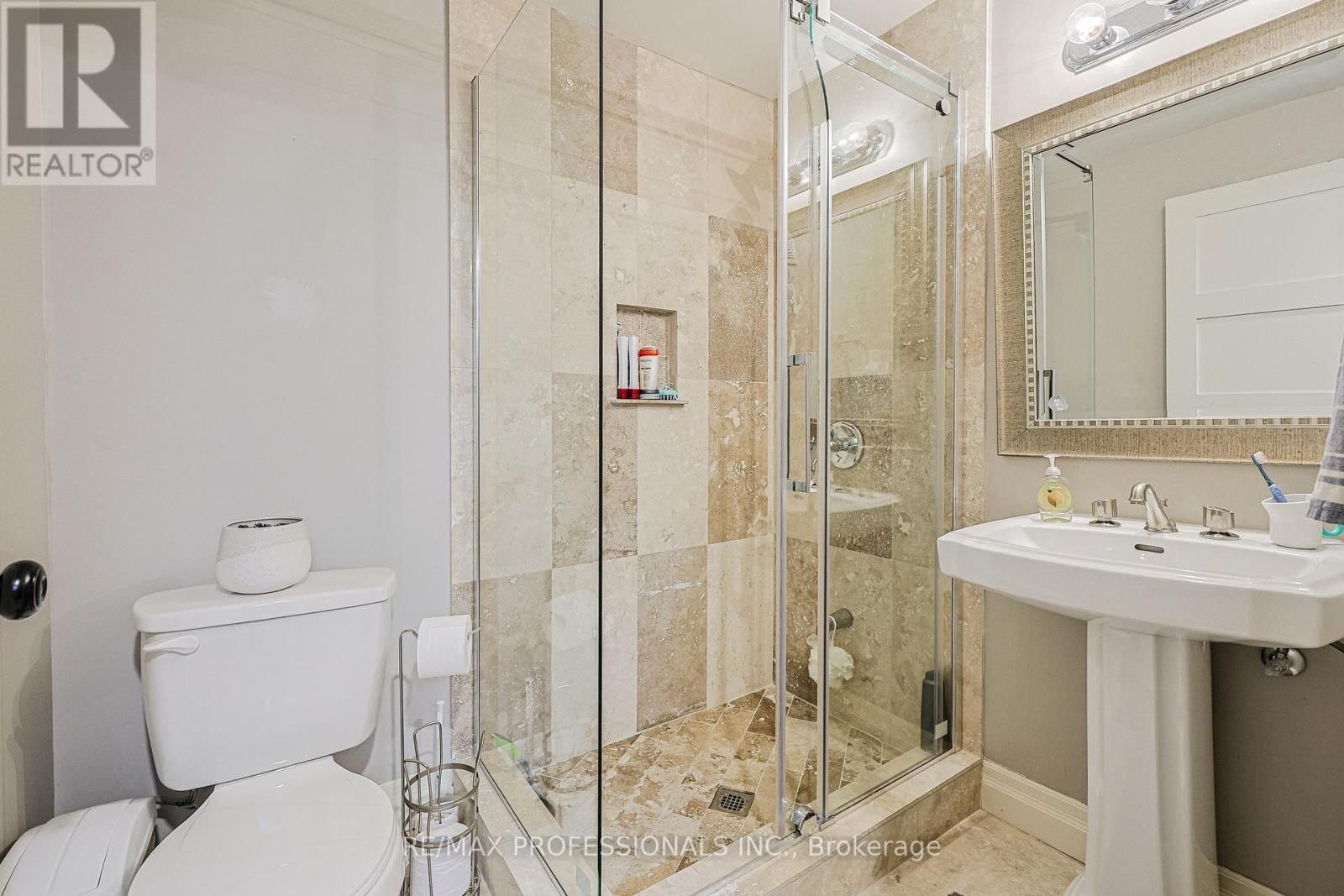 9B HARLTON CRESCENT Image 40