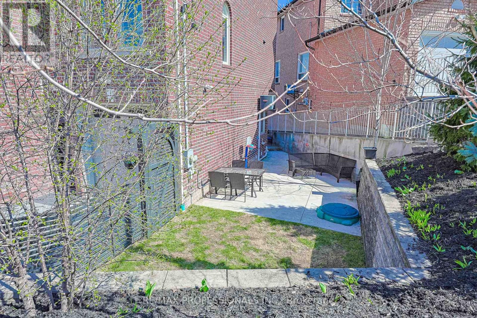 9B HARLTON CRESCENT Image 42