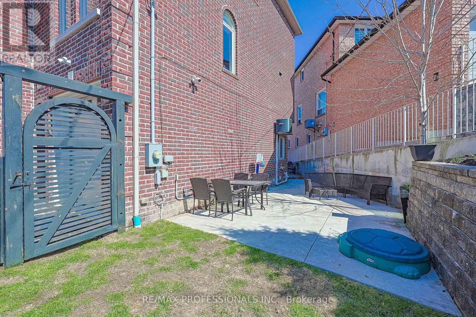 9B HARLTON CRESCENT Image 43