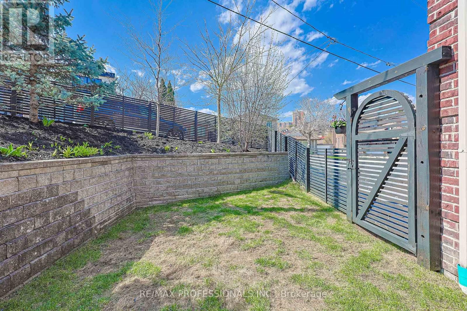 9B HARLTON CRESCENT Image 44