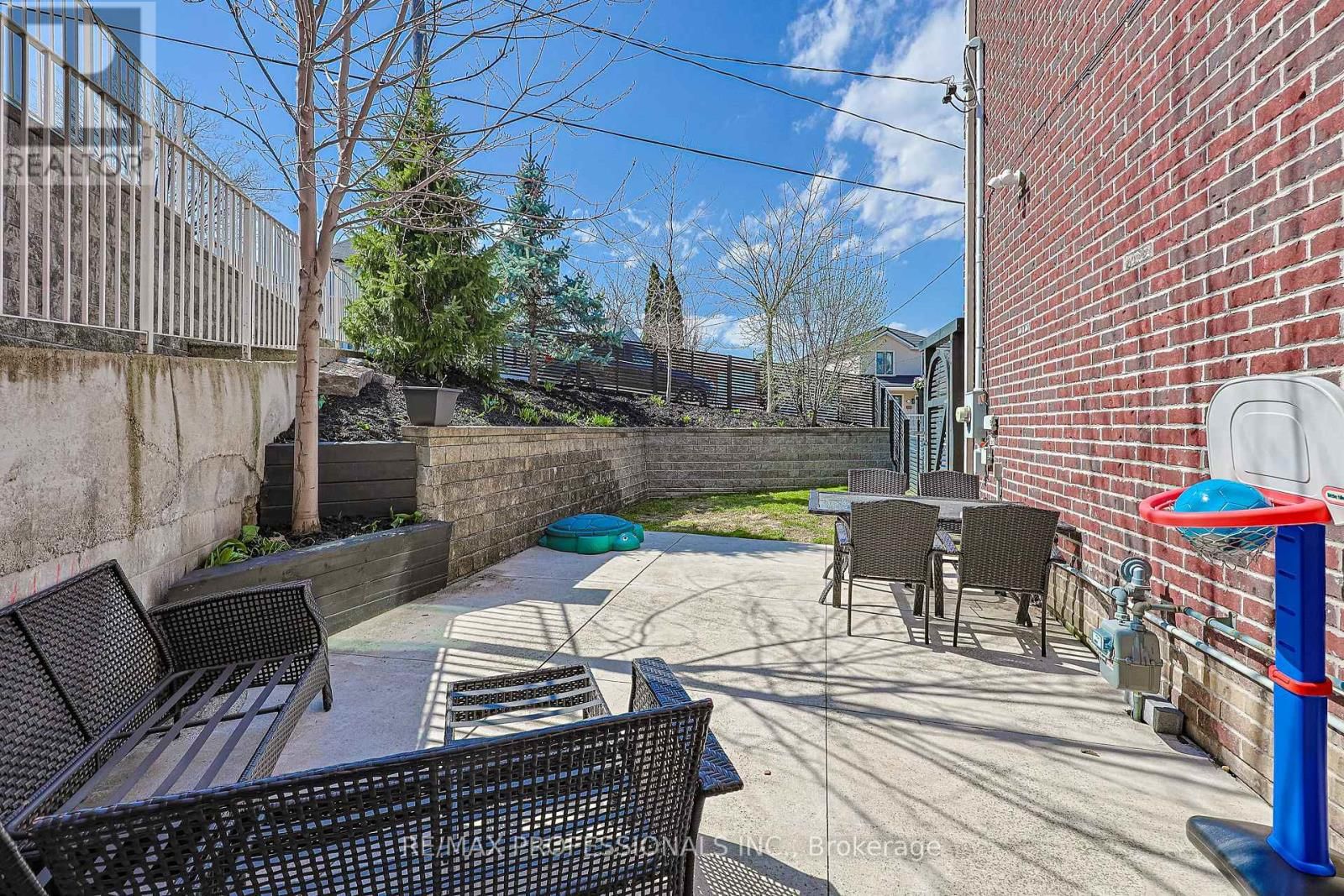 9B HARLTON CRESCENT Image 45