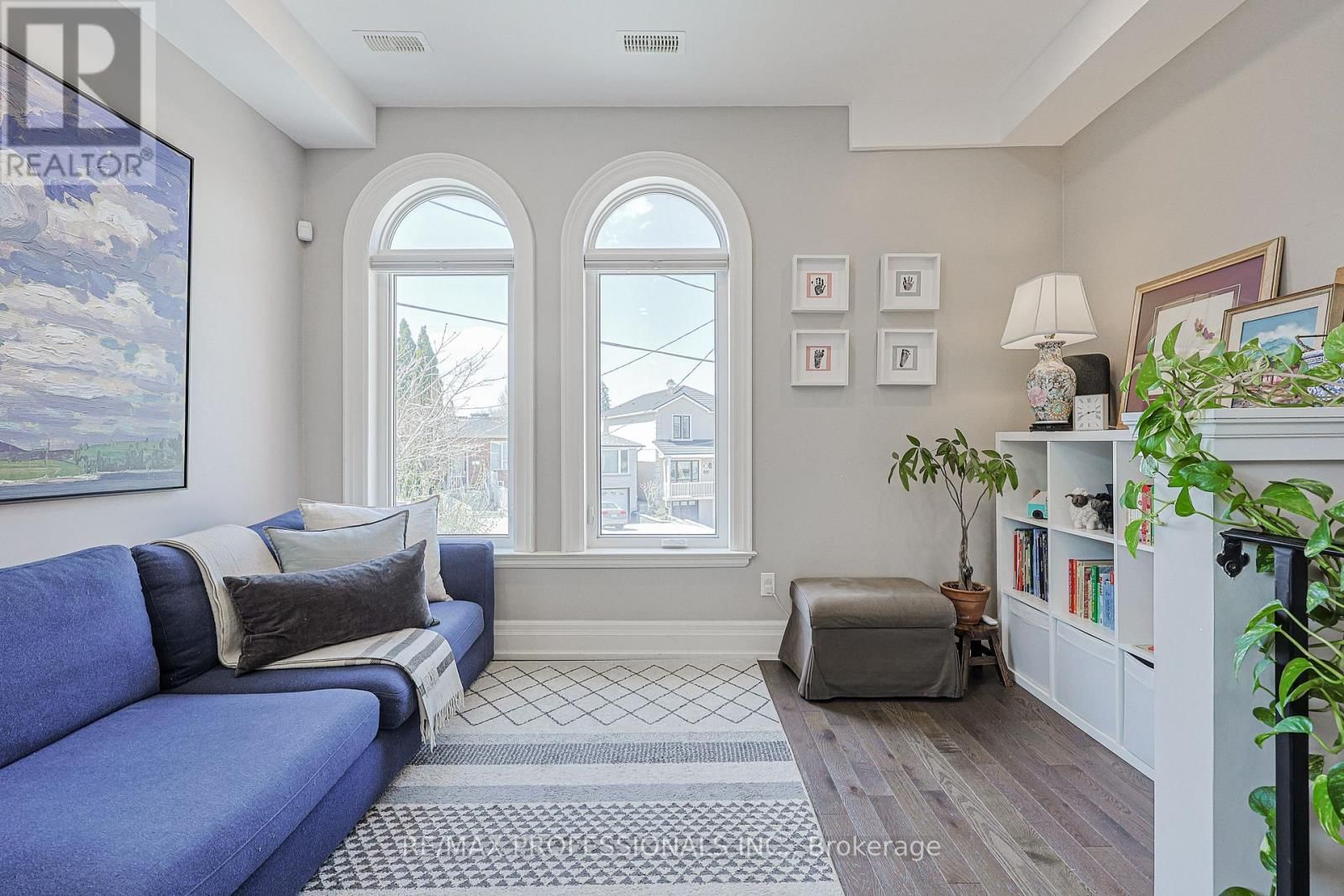 9B HARLTON CRESCENT Image 7