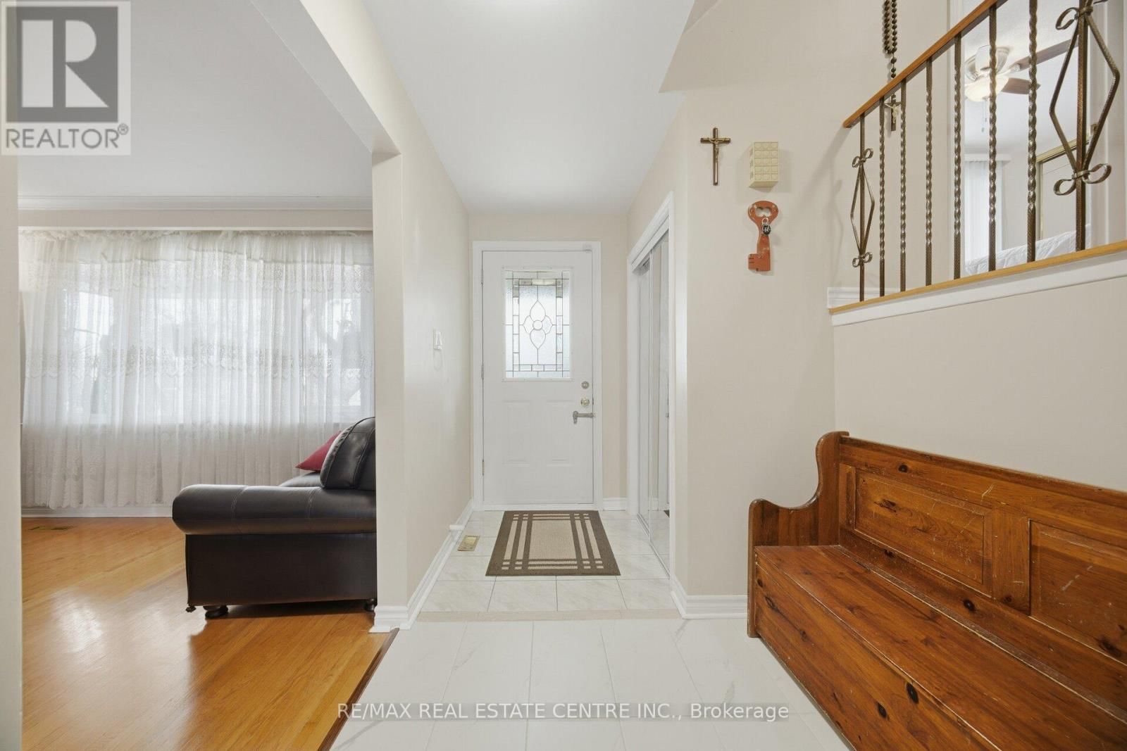 3590 FIELDGATE DRIVE Image 4