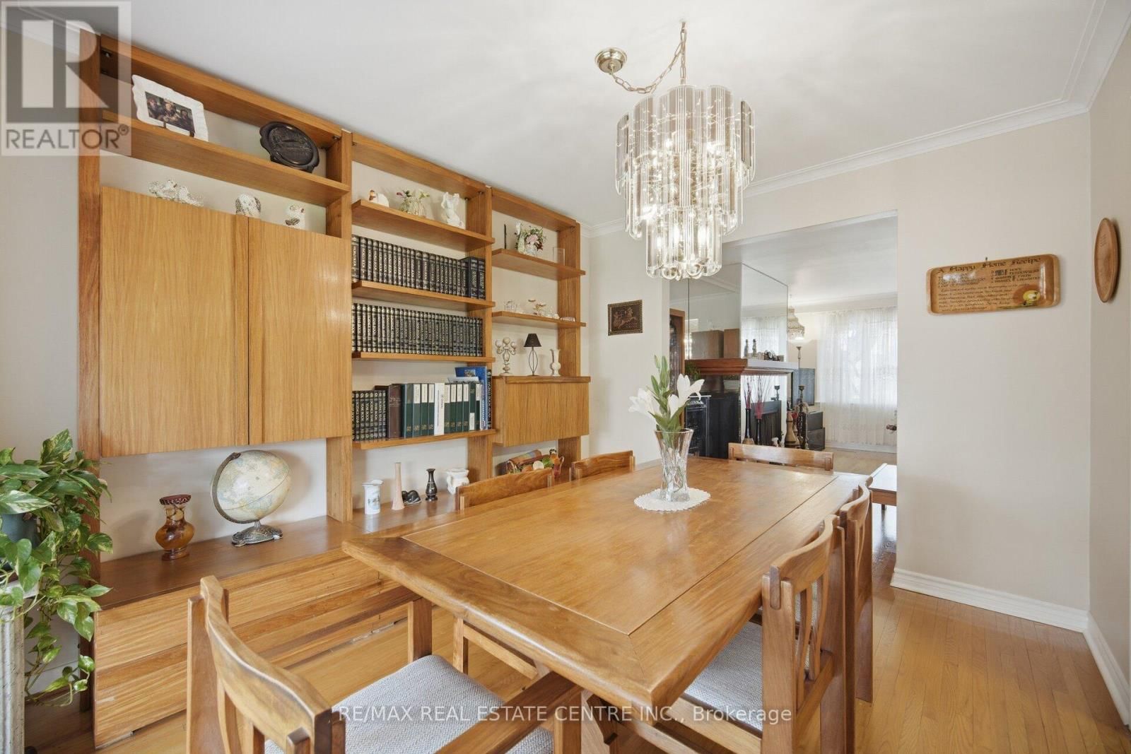 3590 FIELDGATE DRIVE Image 8