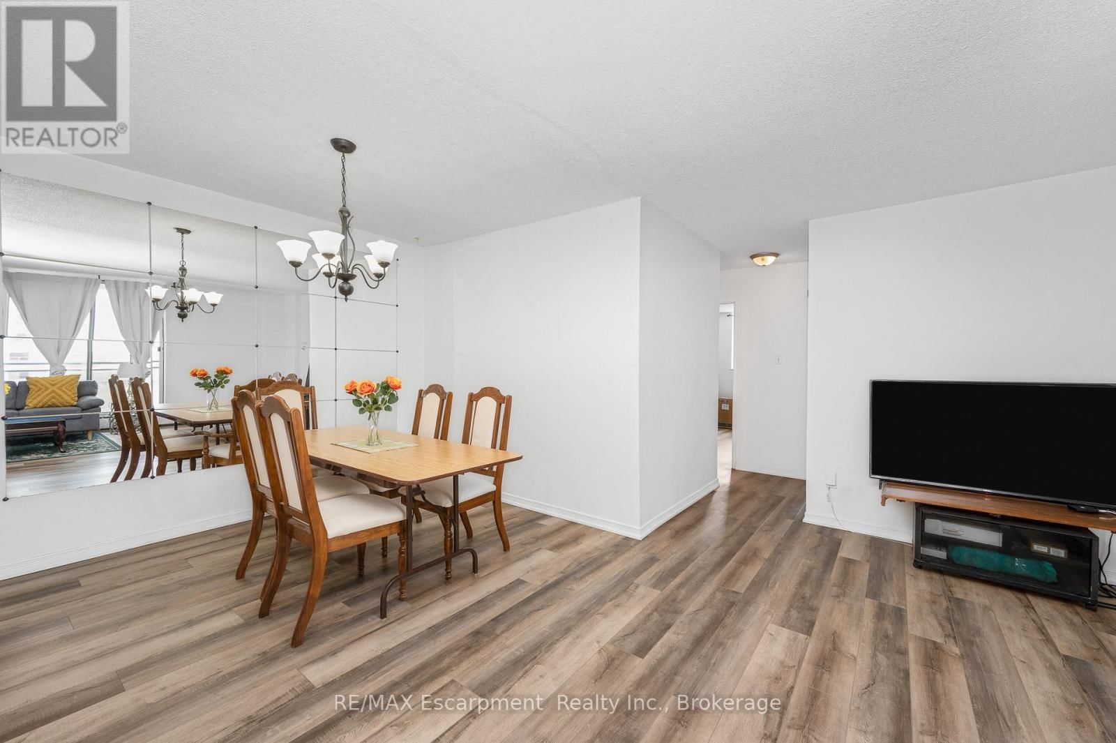 1501 - 975 WARWICK COURT Image 11