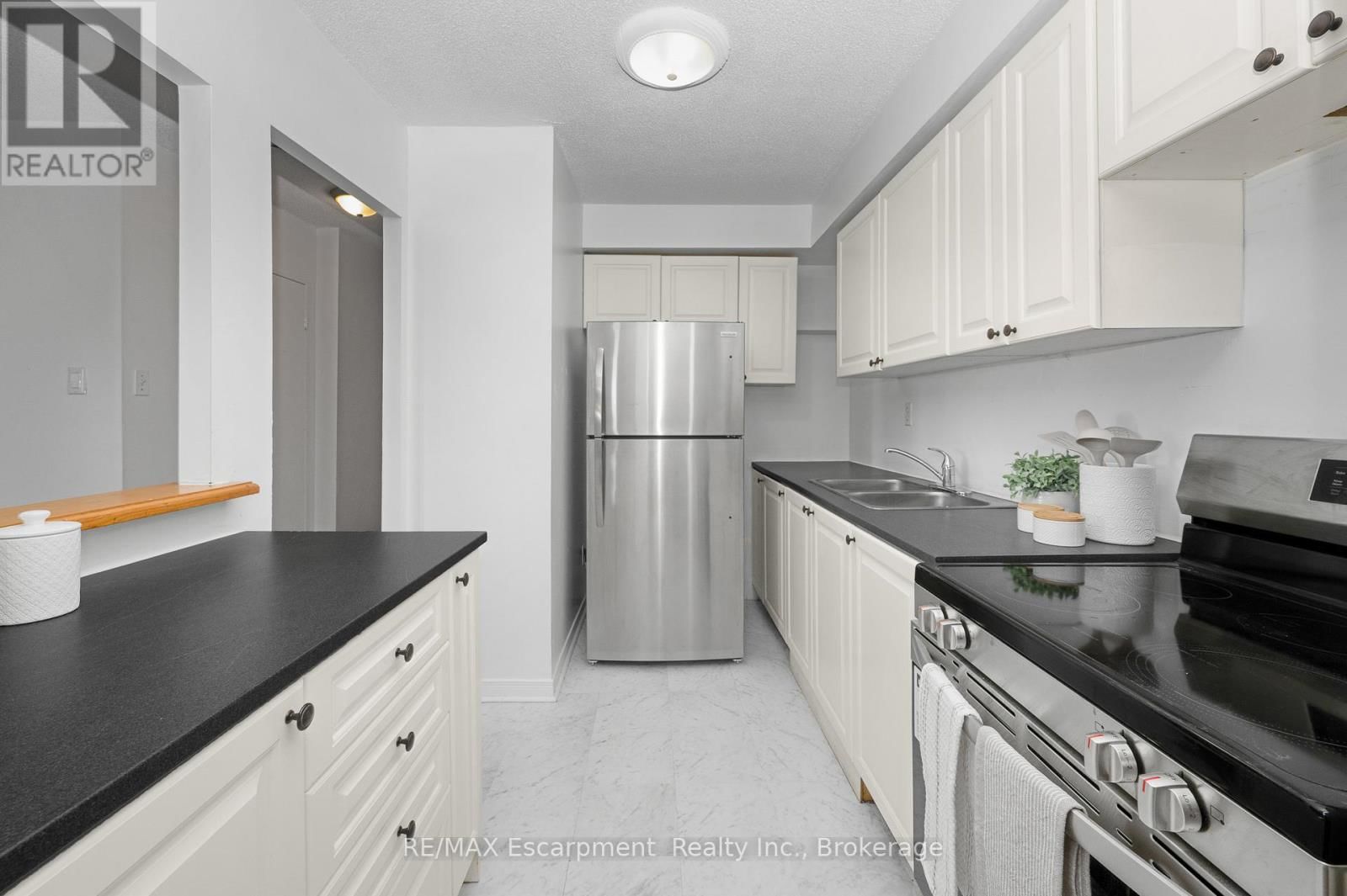 1501 - 975 WARWICK COURT Image 12