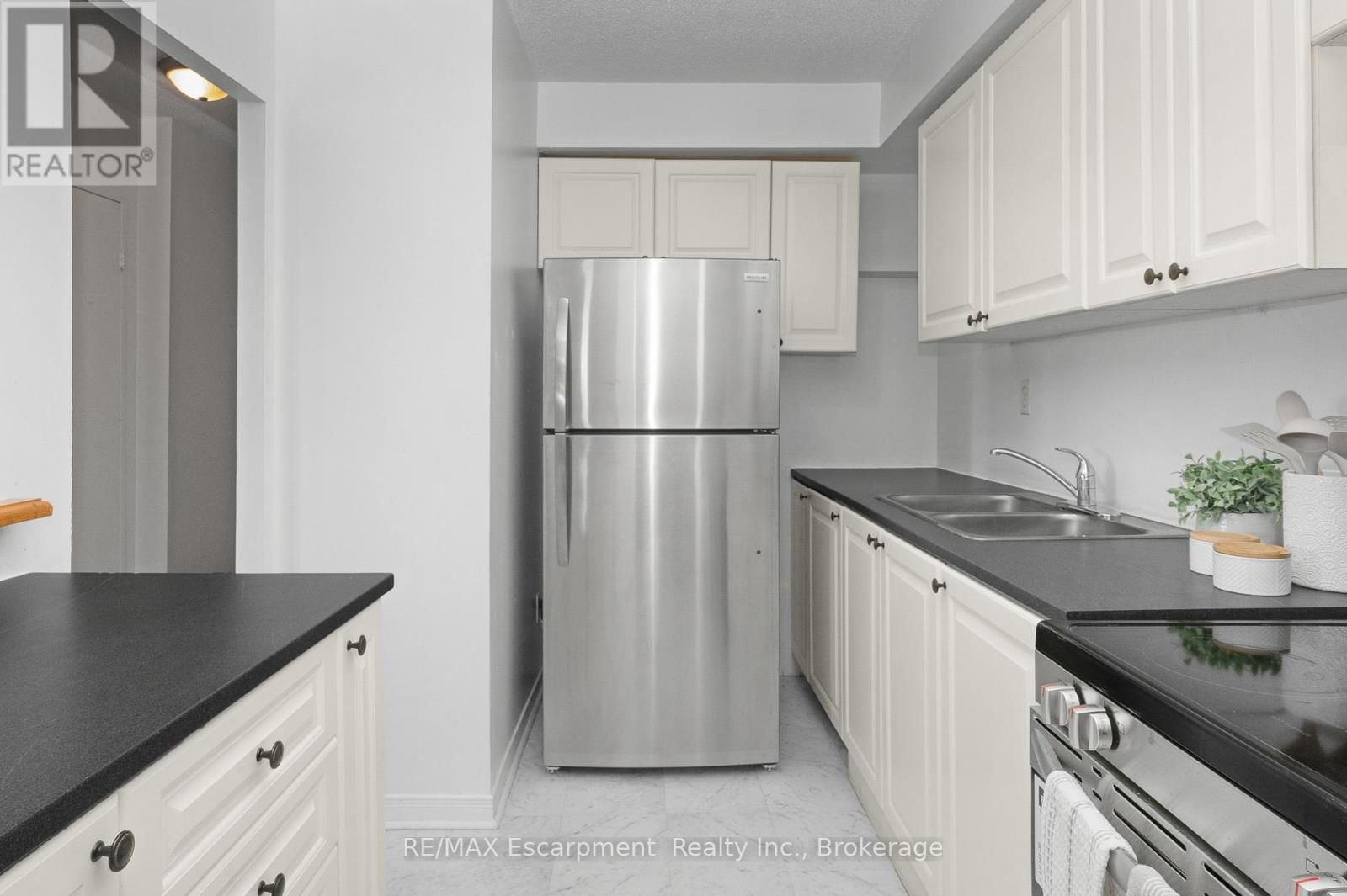 1501 - 975 WARWICK COURT Image 13