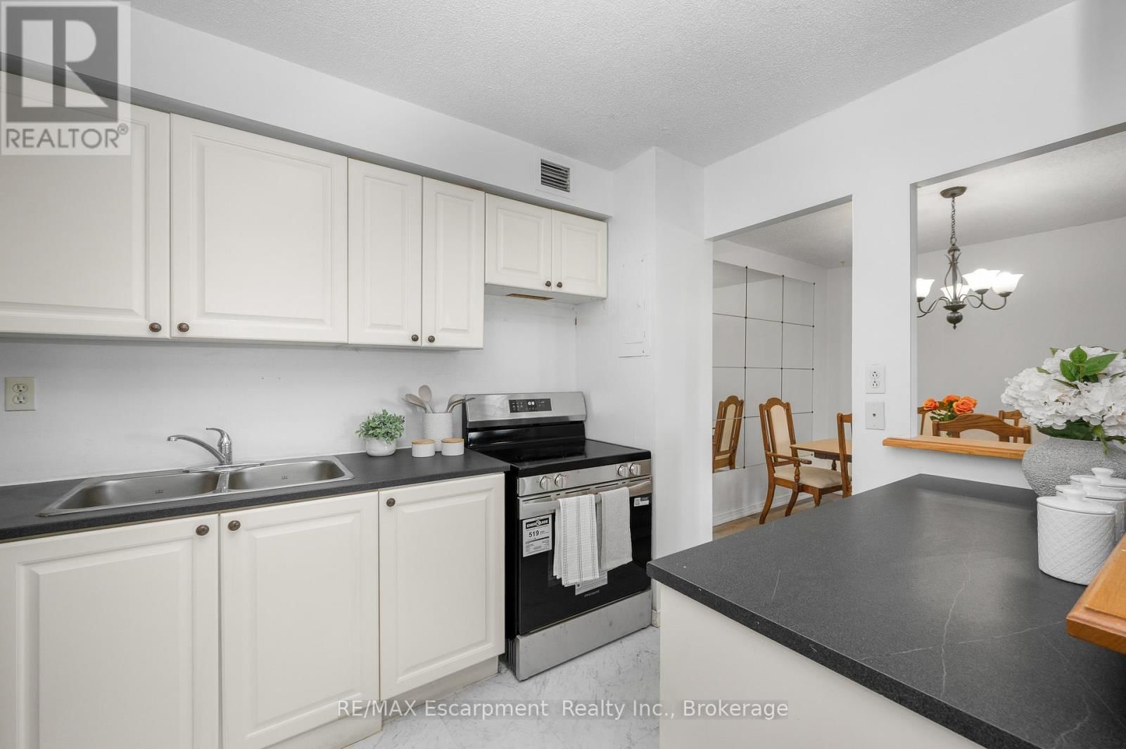 1501 - 975 WARWICK COURT Image 14