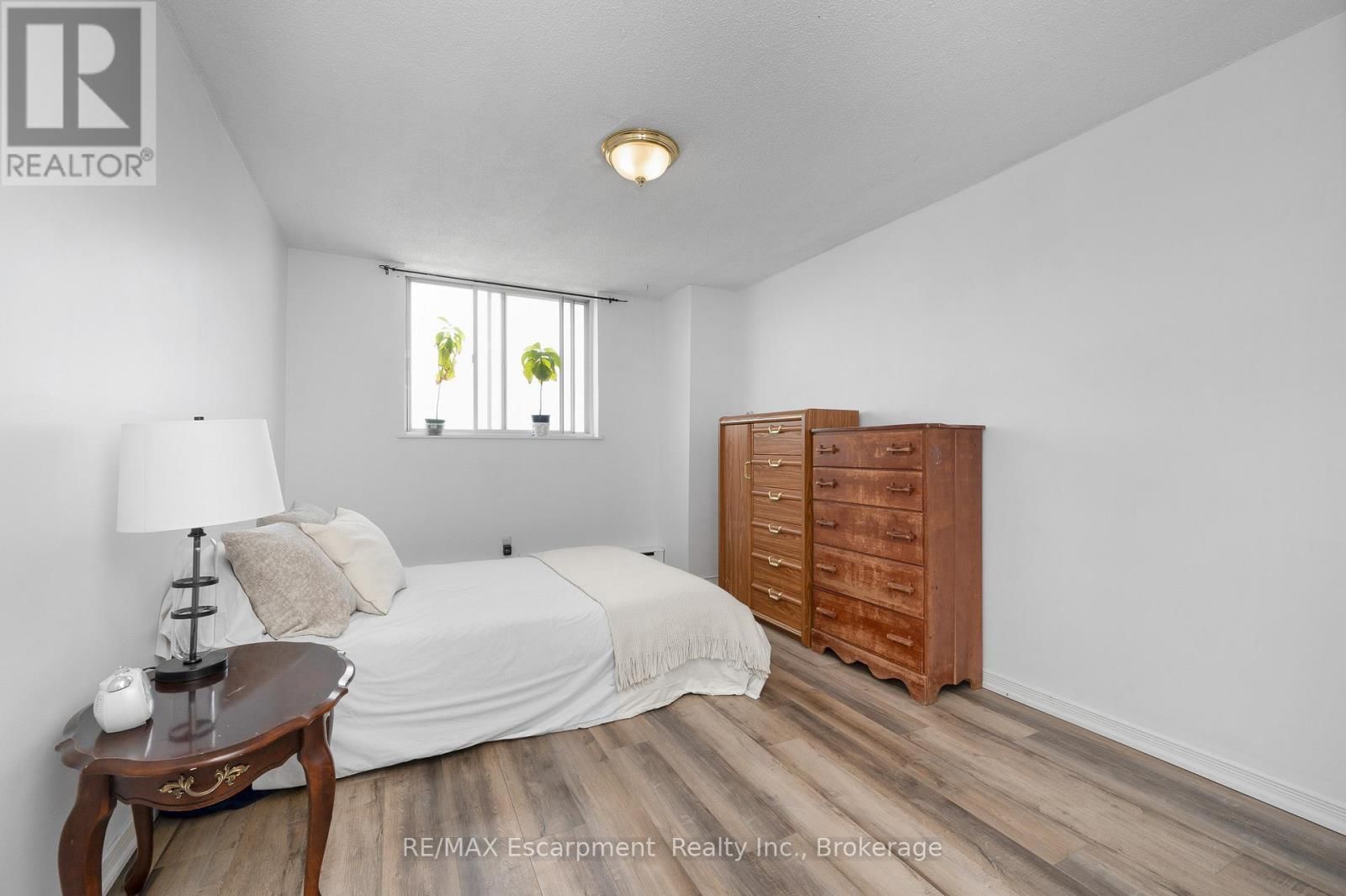 1501 - 975 WARWICK COURT Image 16