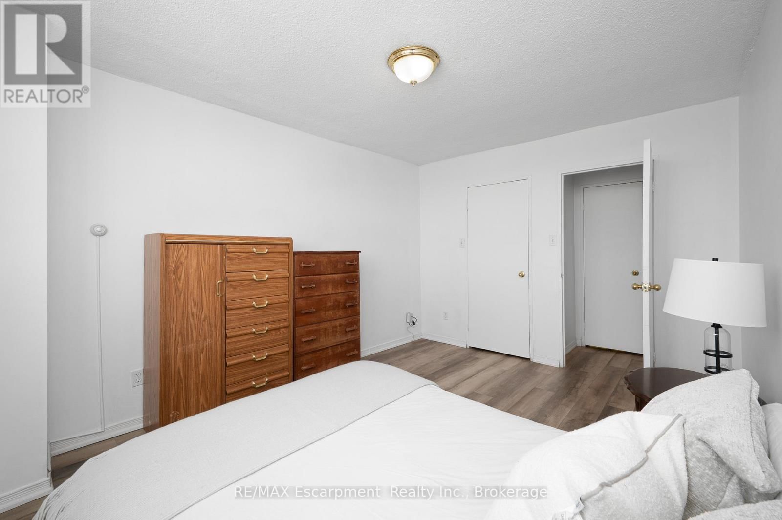 1501 - 975 WARWICK COURT Image 17