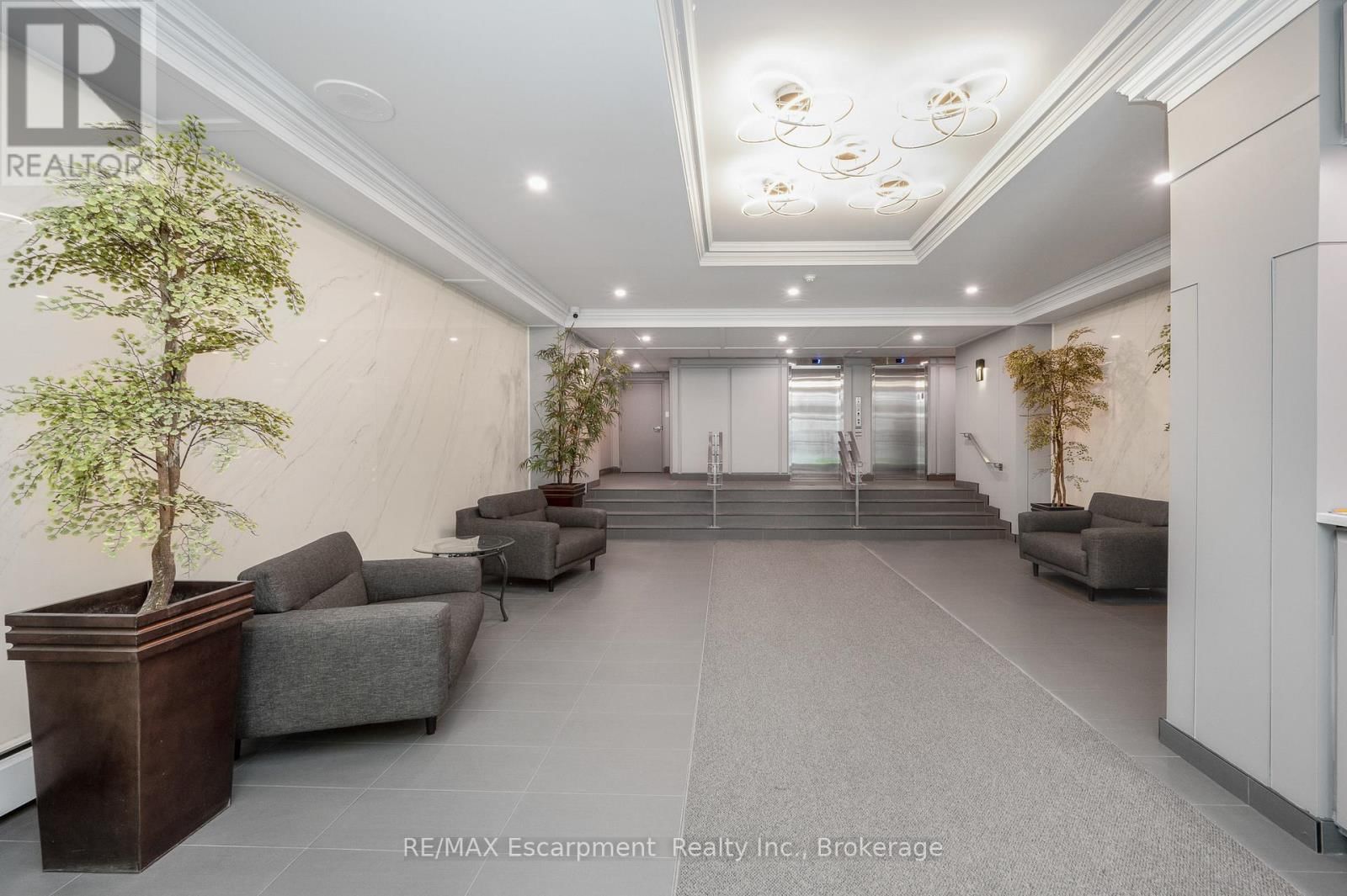 1501 - 975 WARWICK COURT Image 4