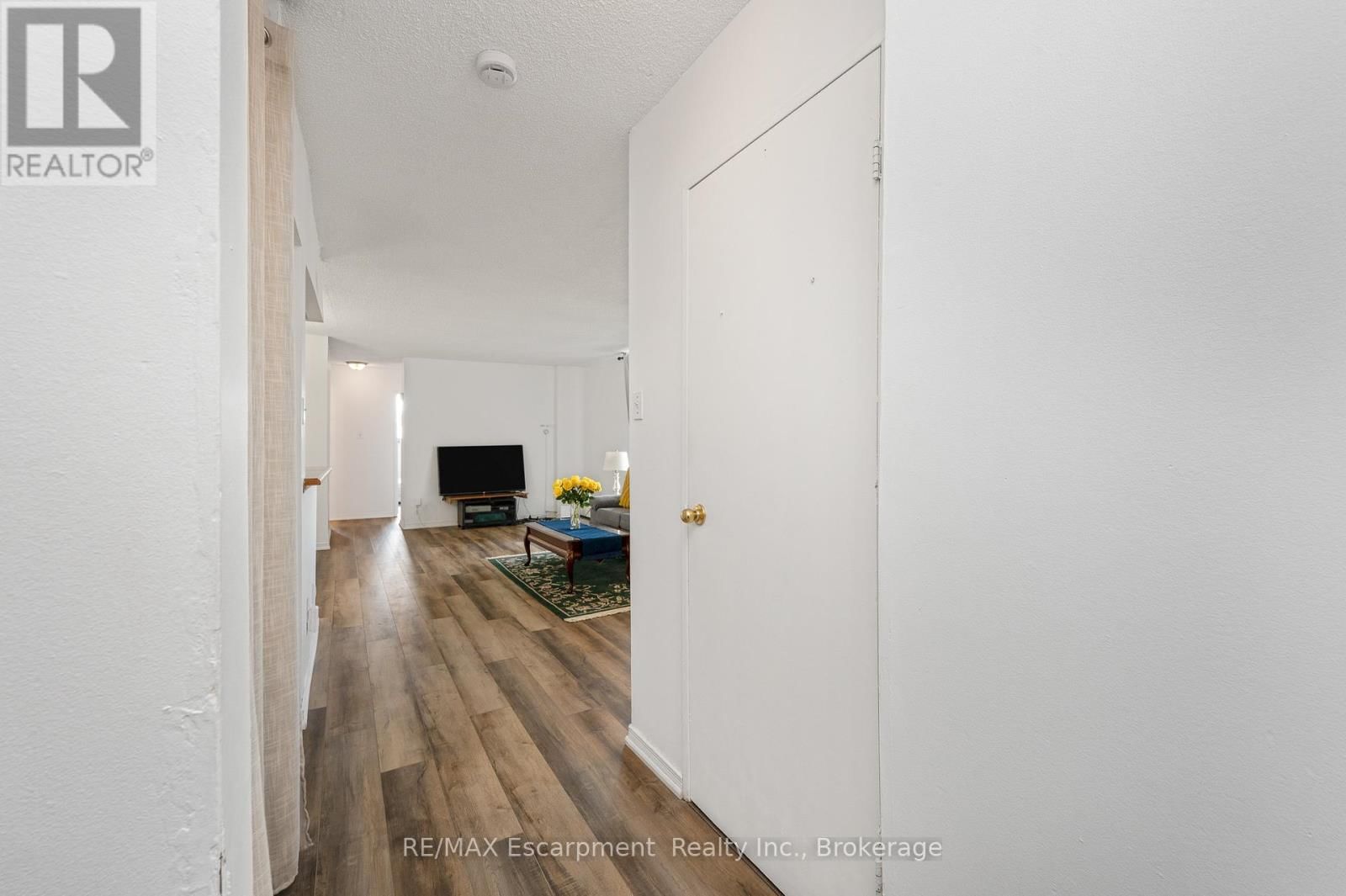 1501 - 975 WARWICK COURT Image 6