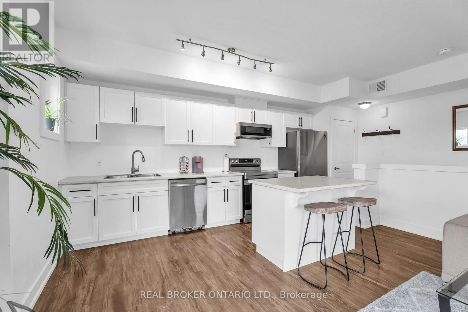 311 - 17 CENTRE STREET Image 10