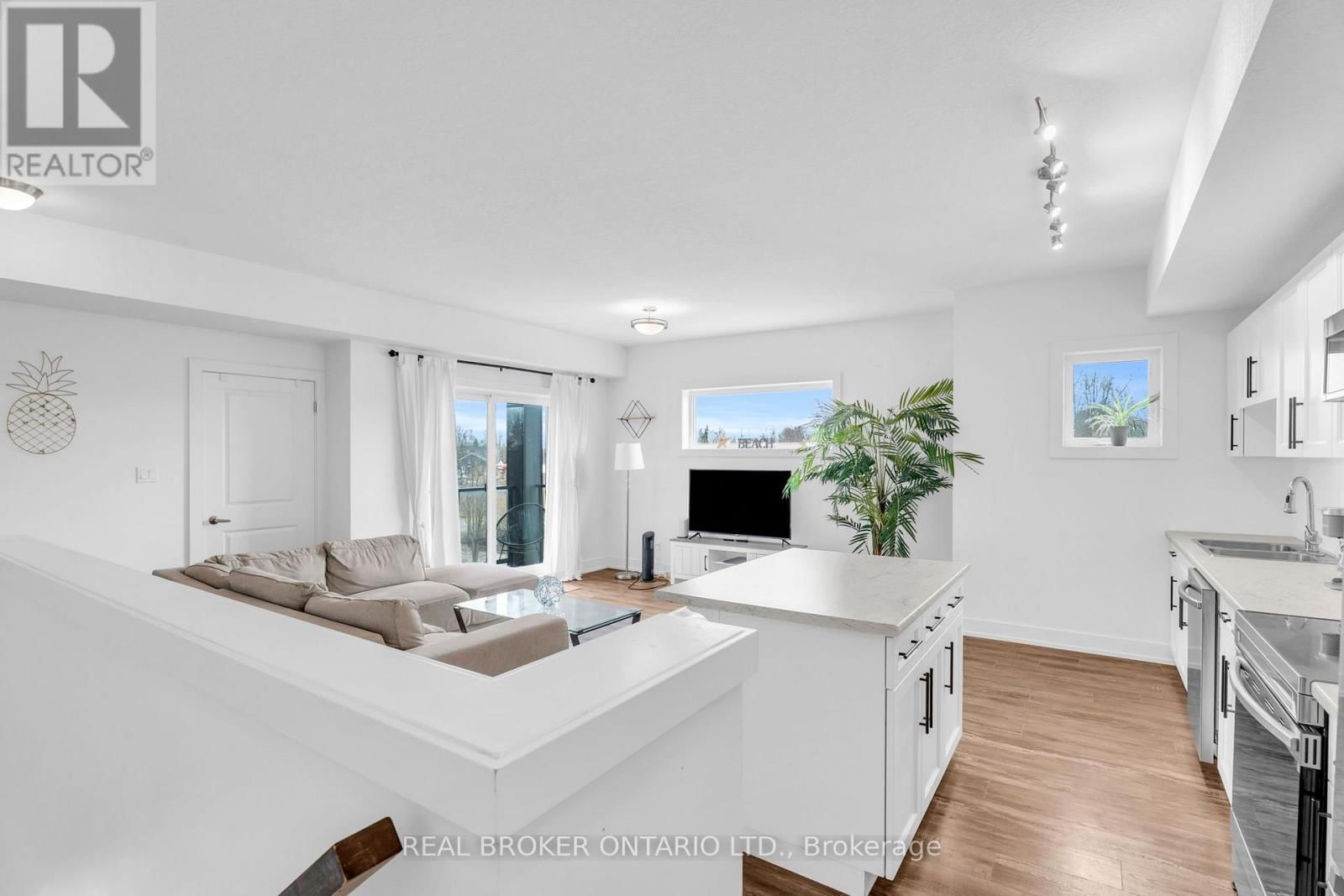 311 - 17 CENTRE STREET Image 6