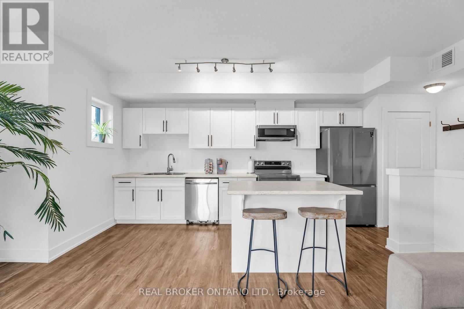 311 - 17 CENTRE STREET Image 9