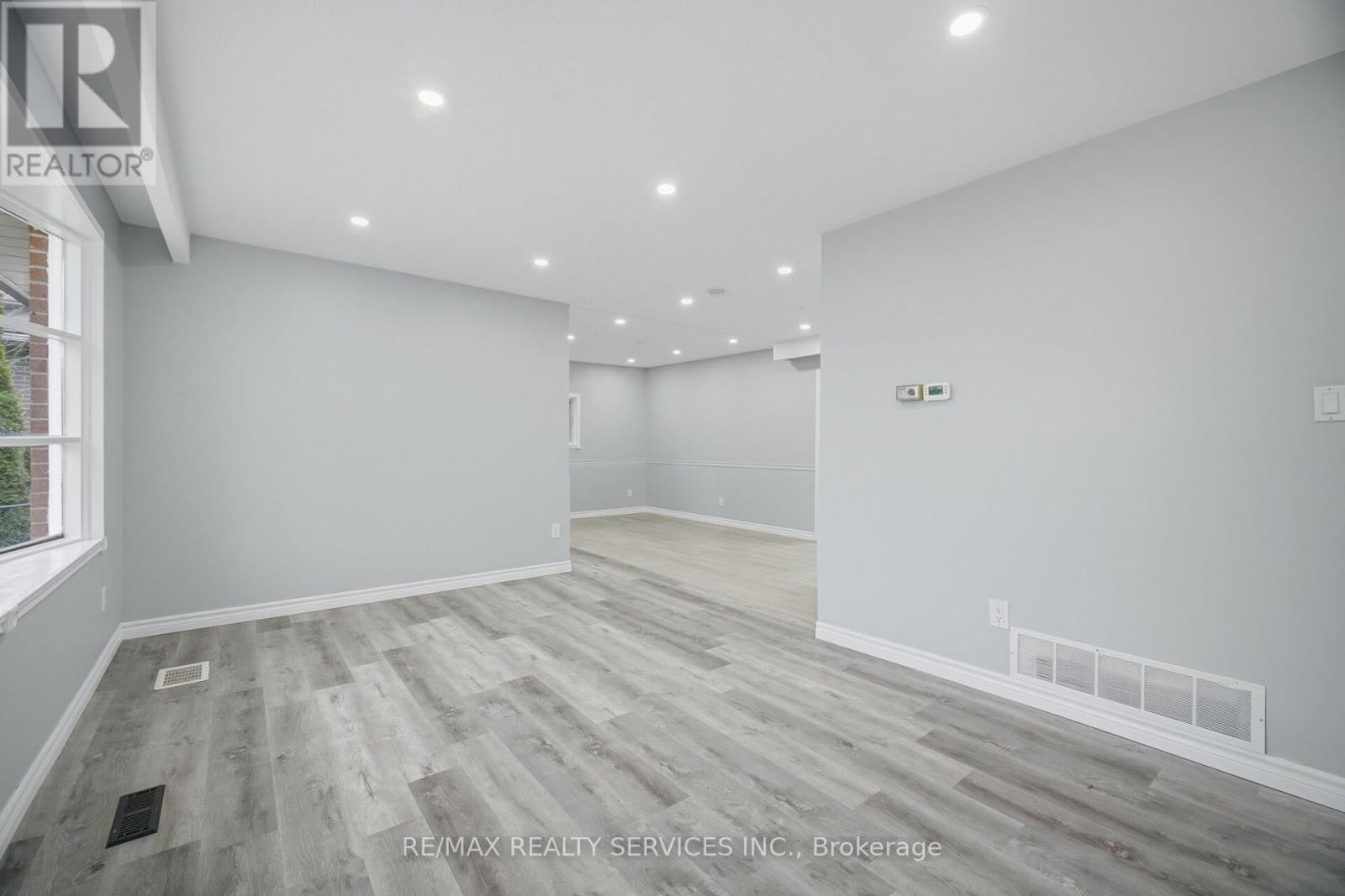 15 LAWRENCE AVENUE Image 11