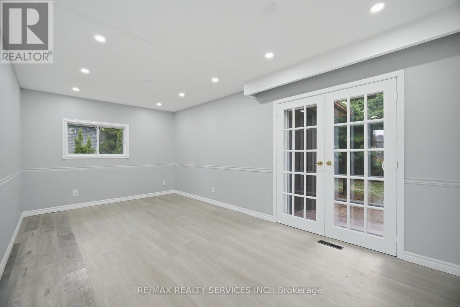 15 LAWRENCE AVENUE Image 12