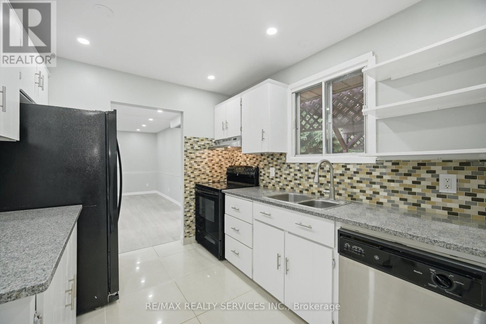 15 LAWRENCE AVENUE Image 15