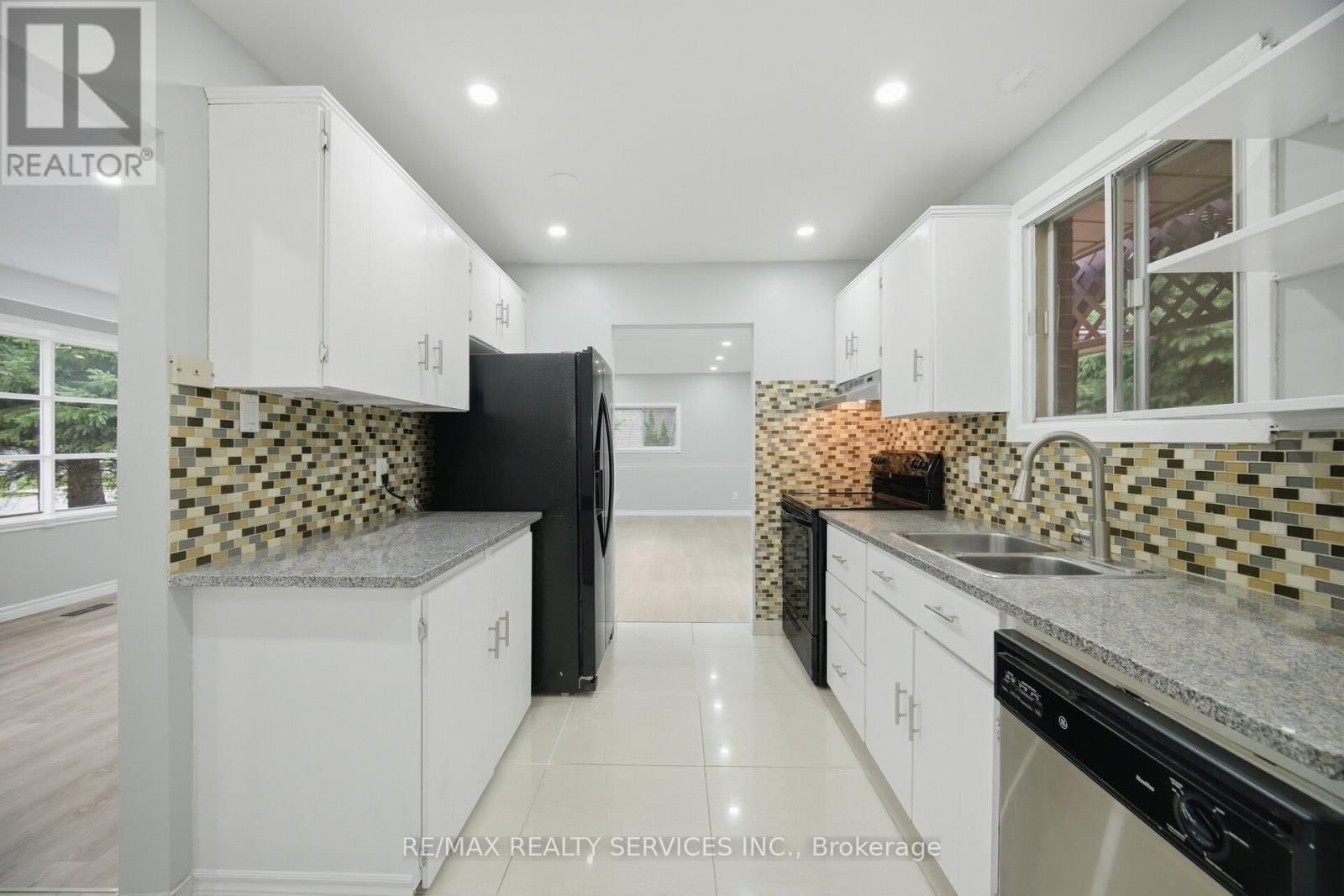 15 LAWRENCE AVENUE Image 16