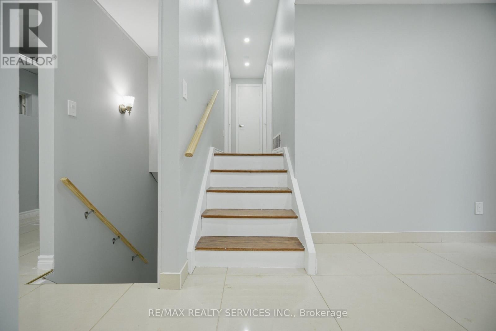 15 LAWRENCE AVENUE Image 19