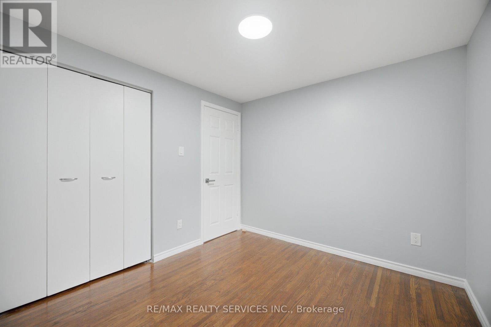 15 LAWRENCE AVENUE Image 21