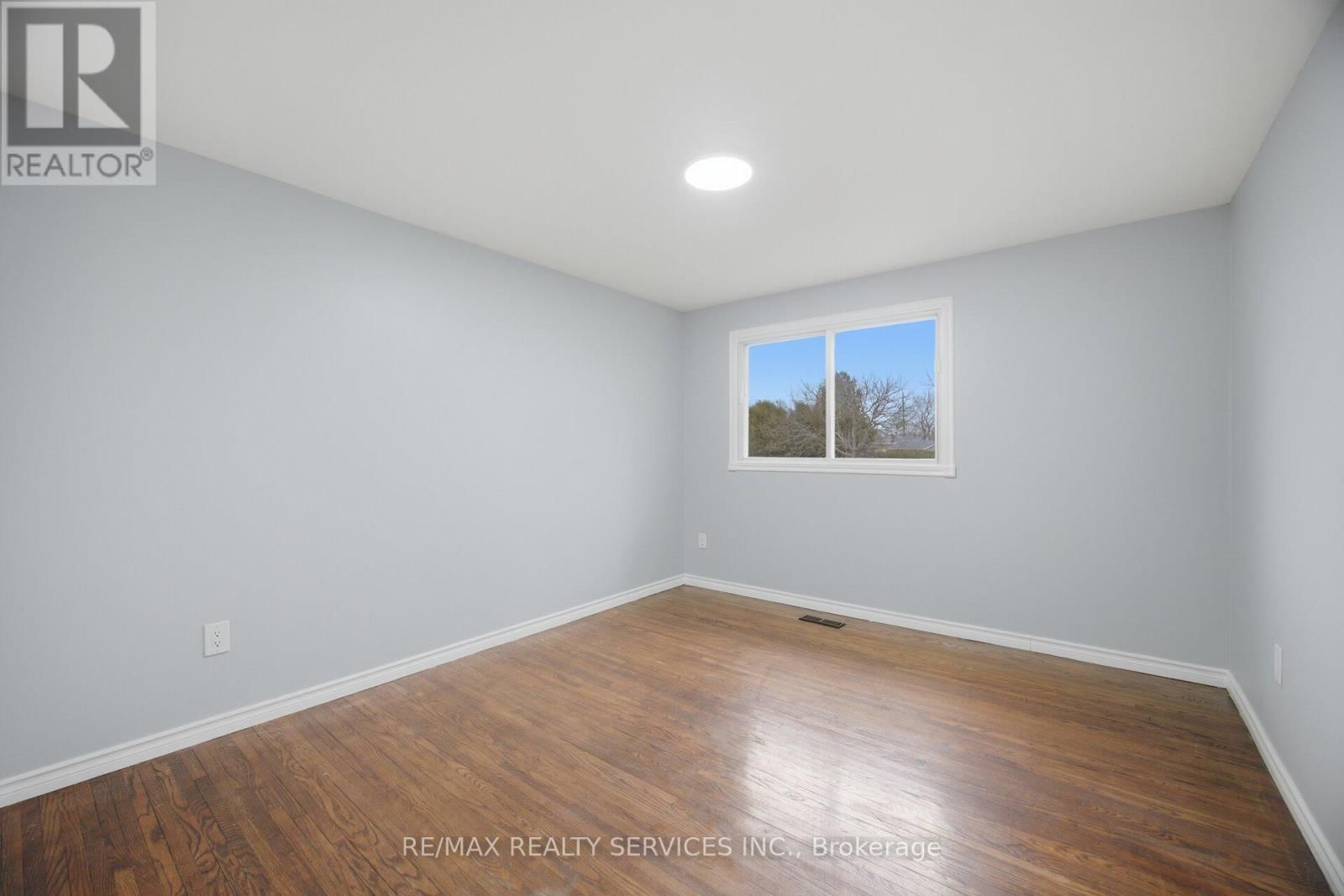 15 LAWRENCE AVENUE Image 23