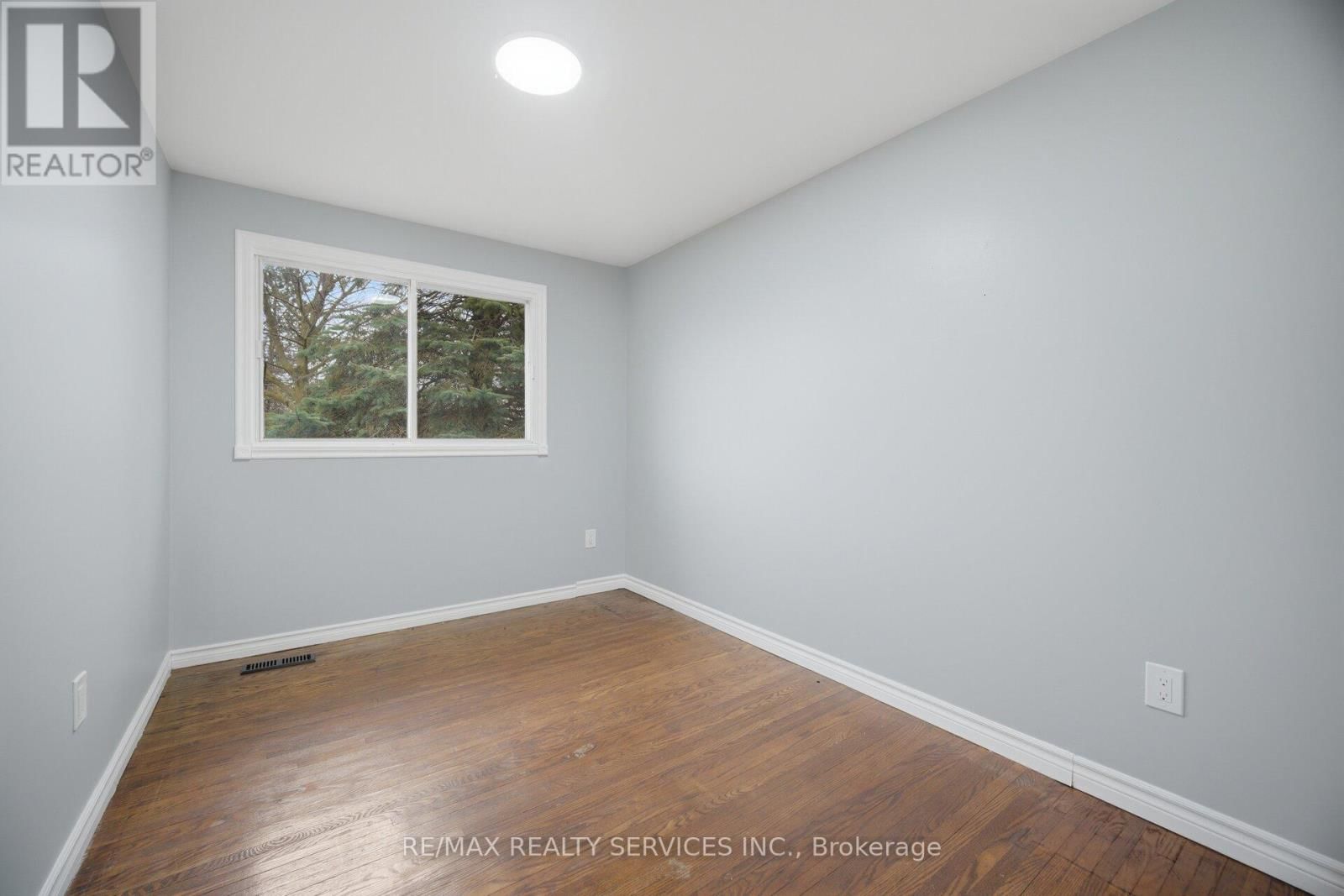 15 LAWRENCE AVENUE Image 25