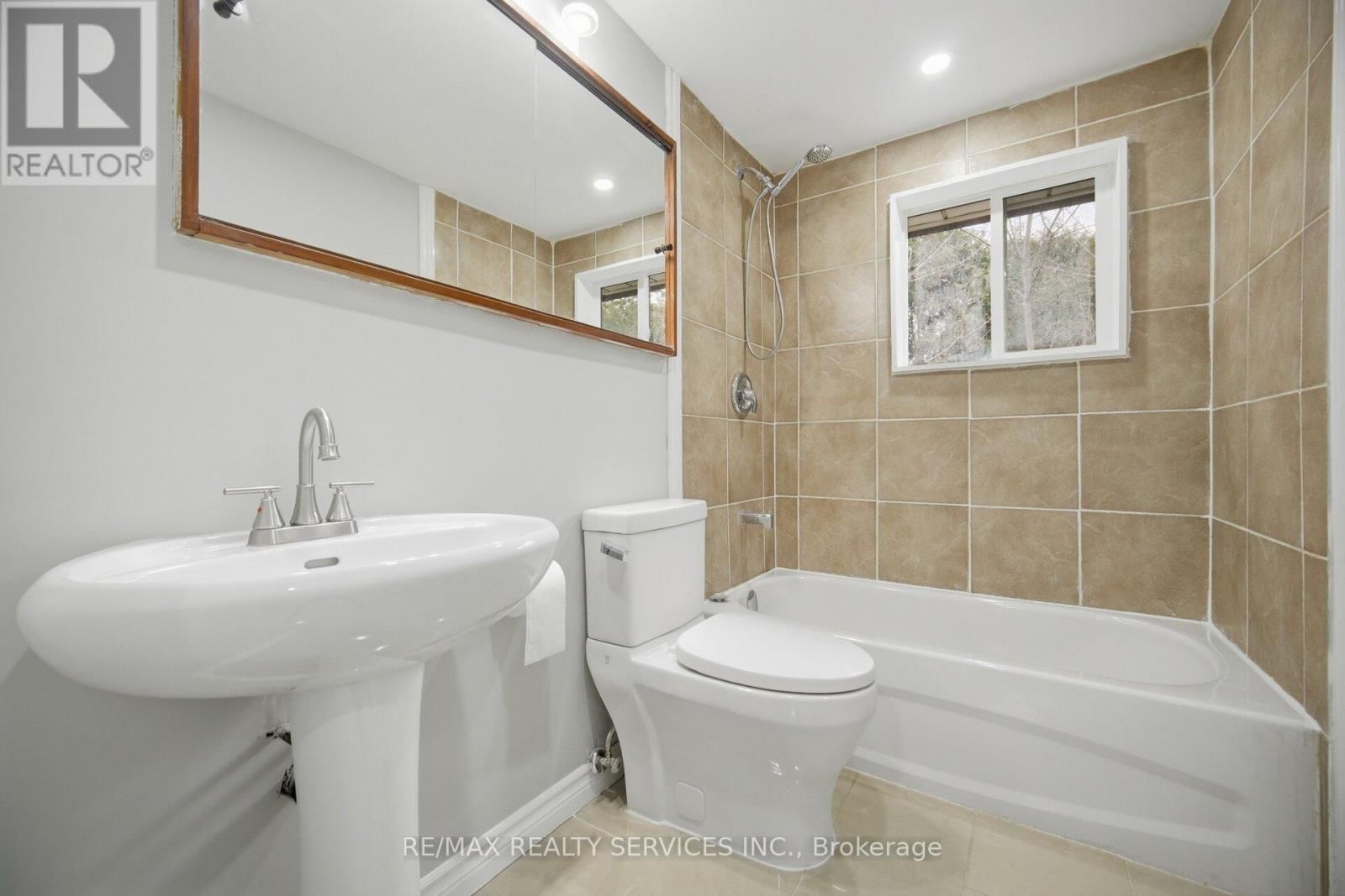 15 LAWRENCE AVENUE Image 26