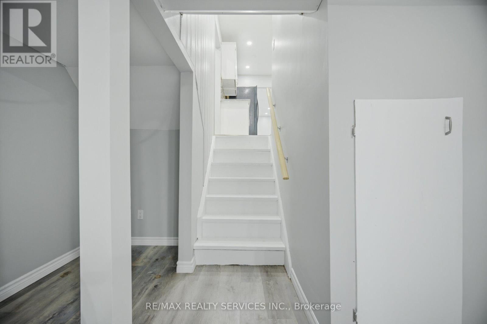 15 LAWRENCE AVENUE Image 28