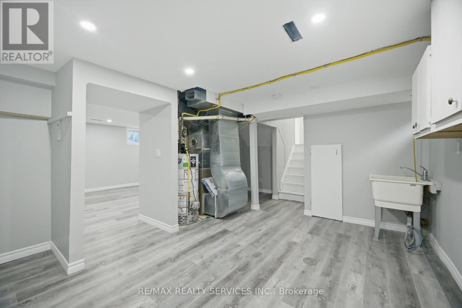 15 LAWRENCE AVENUE Image 29