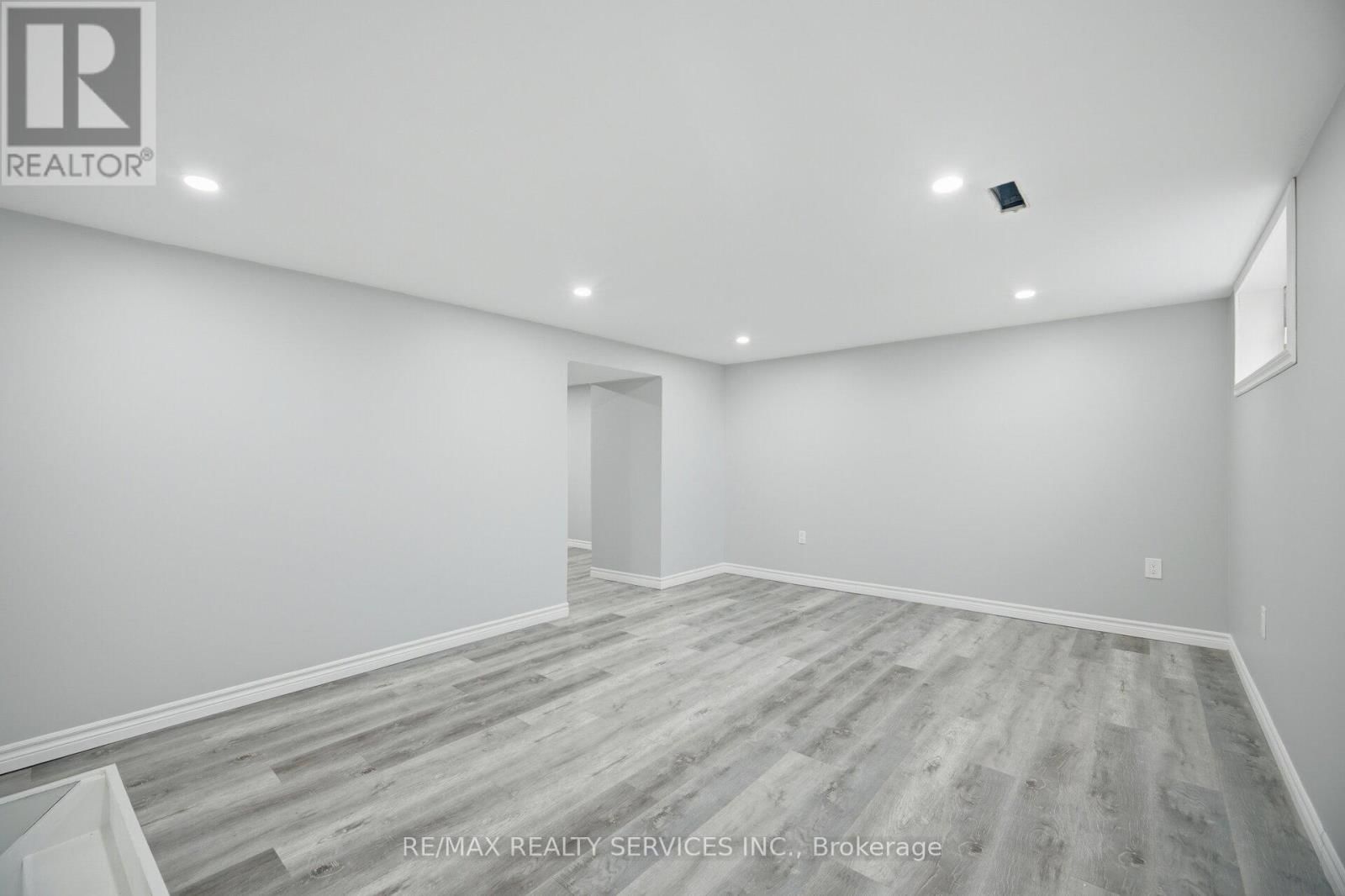 15 LAWRENCE AVENUE Image 31