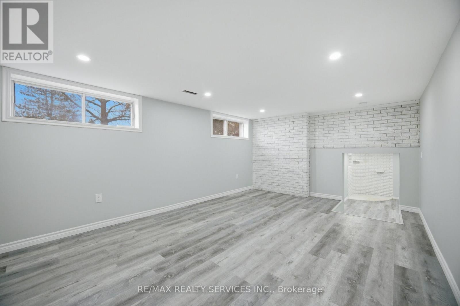 15 LAWRENCE AVENUE Image 32