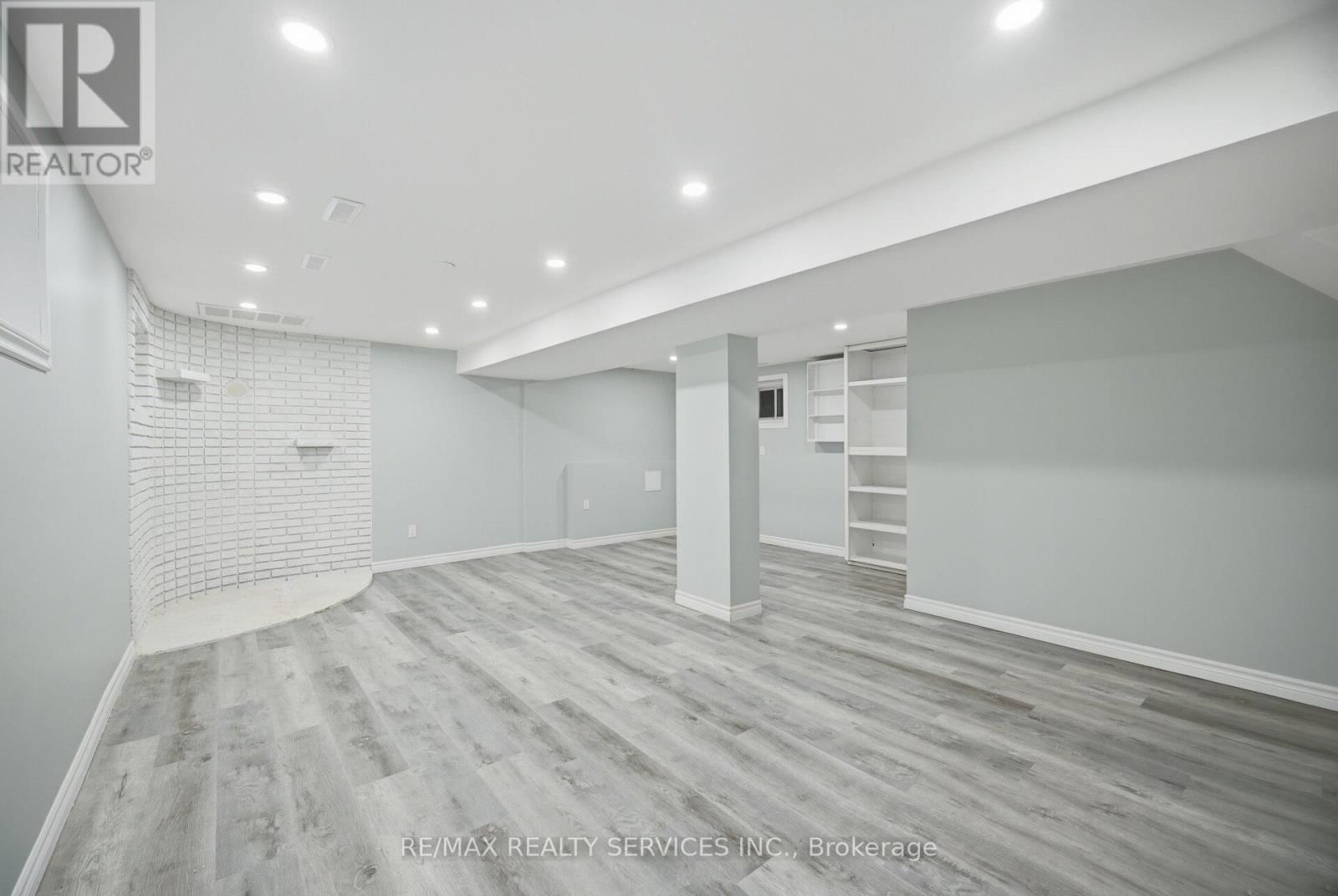 15 LAWRENCE AVENUE Image 34